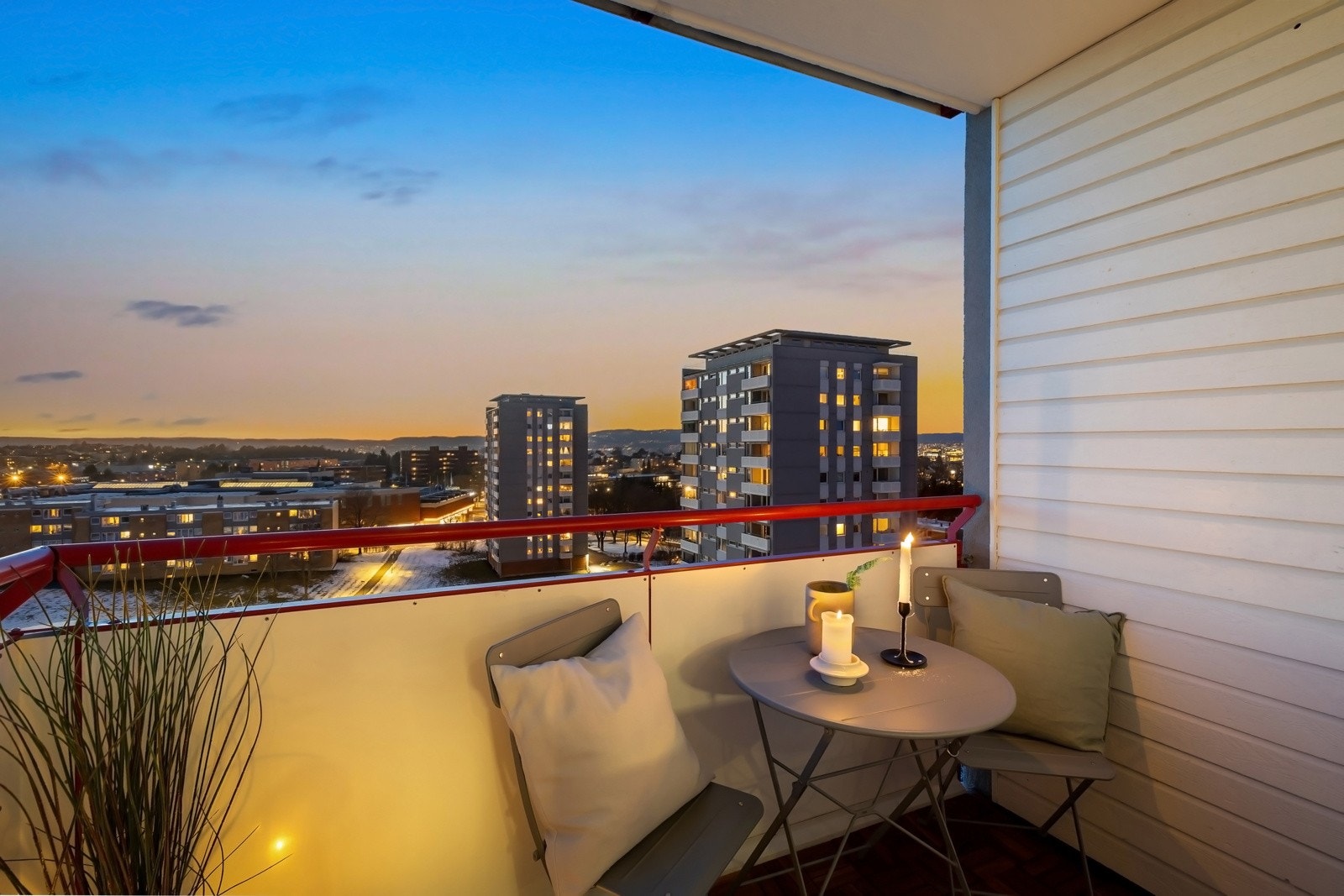 En pen 3-roms utsiktsleilighet med god standard og solrik balkong. Galleribilde