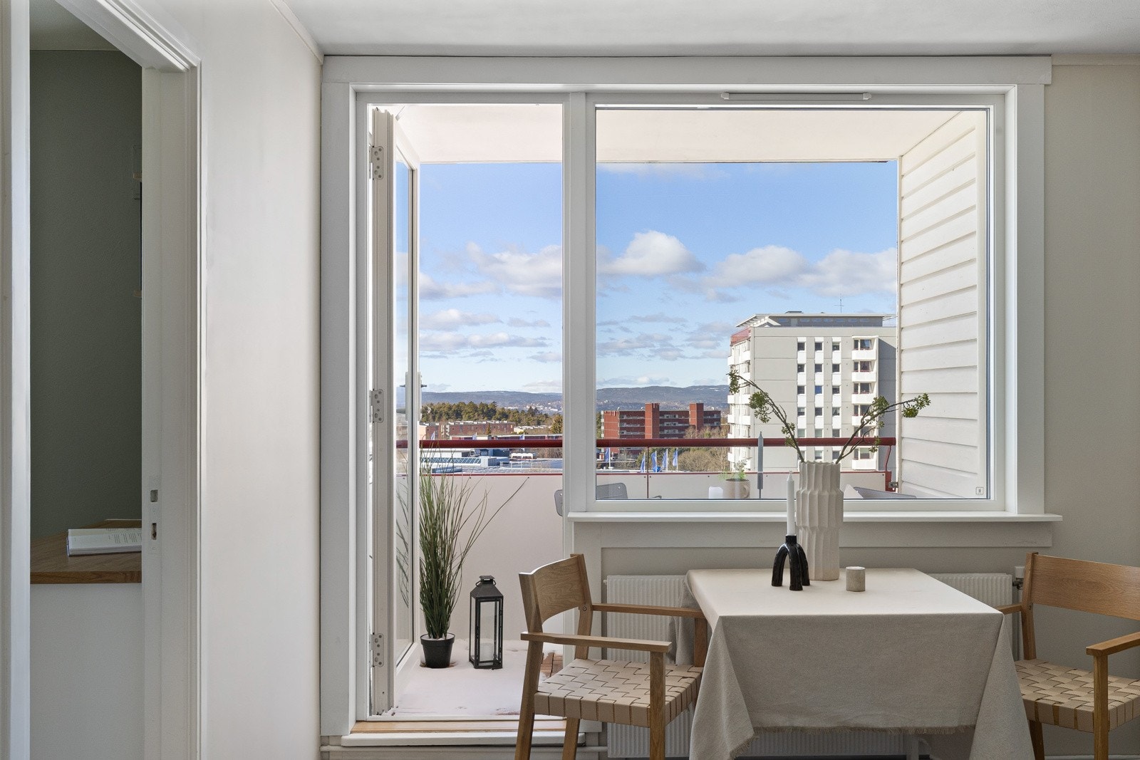 Hjemmet oppleves meget lyst som følge av de store vinduene. Galleribilde