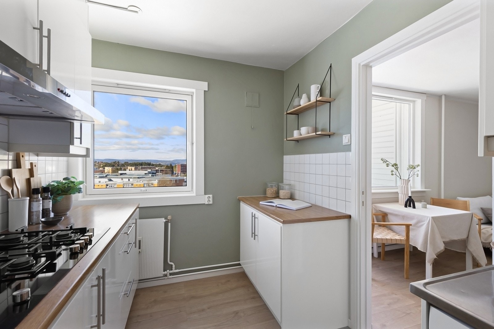 Kort vei til spiseplassen og enkelt å servere gjestene. Galleribilde