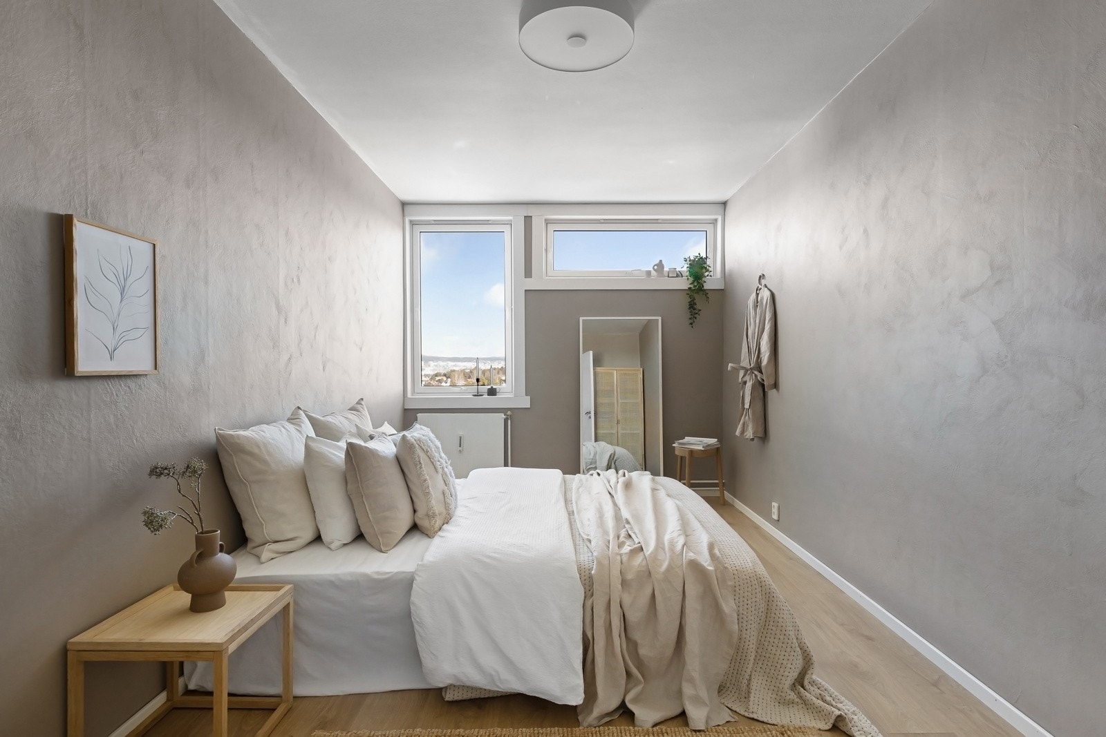 Stort, flott hovedsoverom med god plass til dobbeltseng. Galleribilde