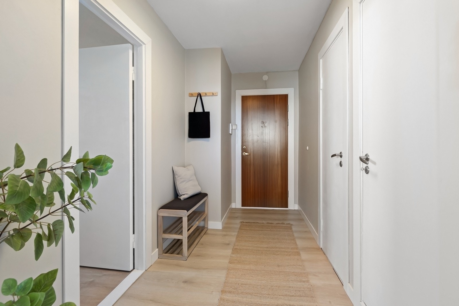 Velkommen hjem! Lys og innbydende entré med mulighet for å henge fra seg yttertøy og sko. Galleribilde