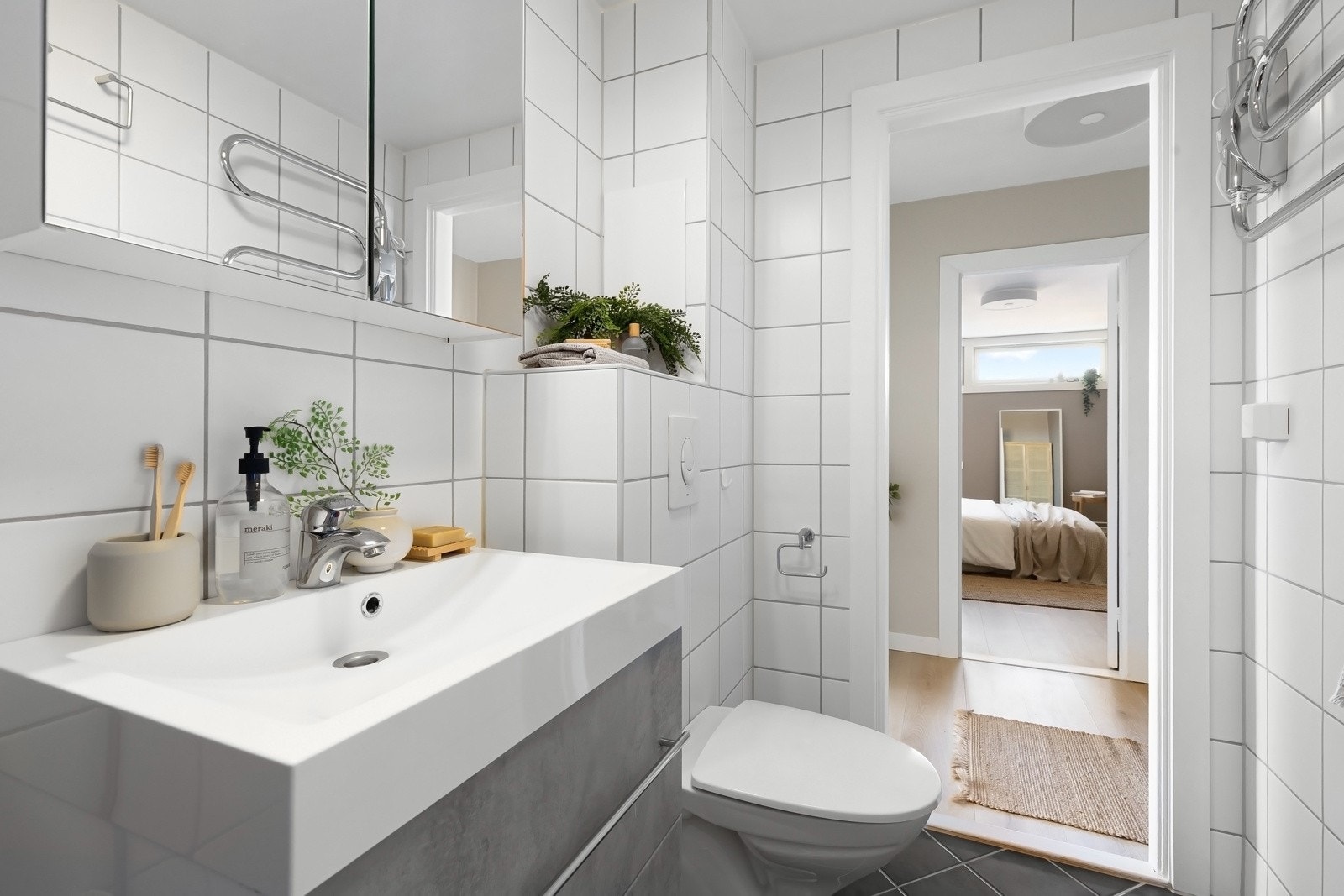 Med både speilskap og skuffer har man god plass til alt man trenger på badet. Galleribilde