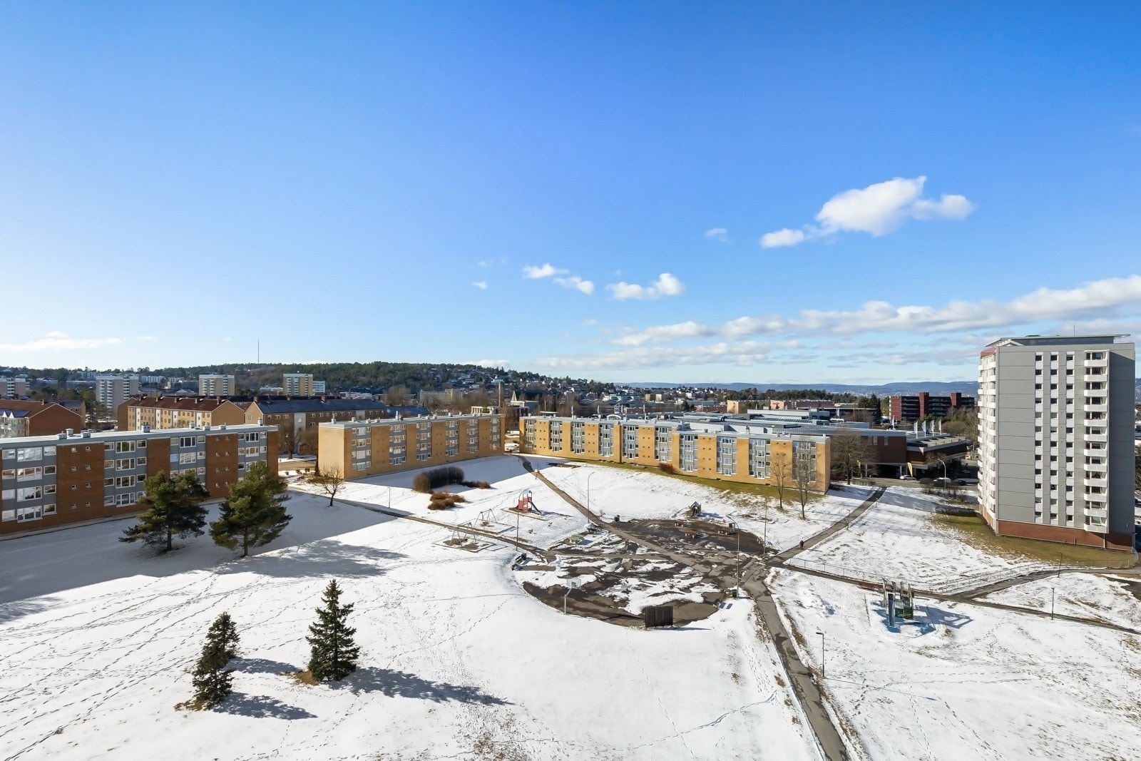 Flott utsikt over et stort og luftig grøntområde. Galleribilde