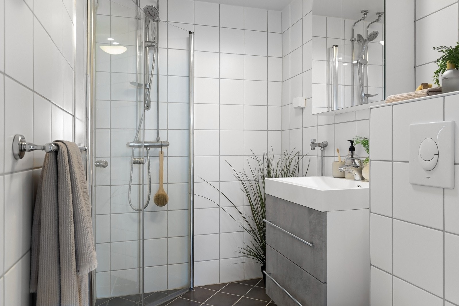 Badet er flislagt med underliggende varme. Samt opplegg for stor vaskemaskin. Galleribilde