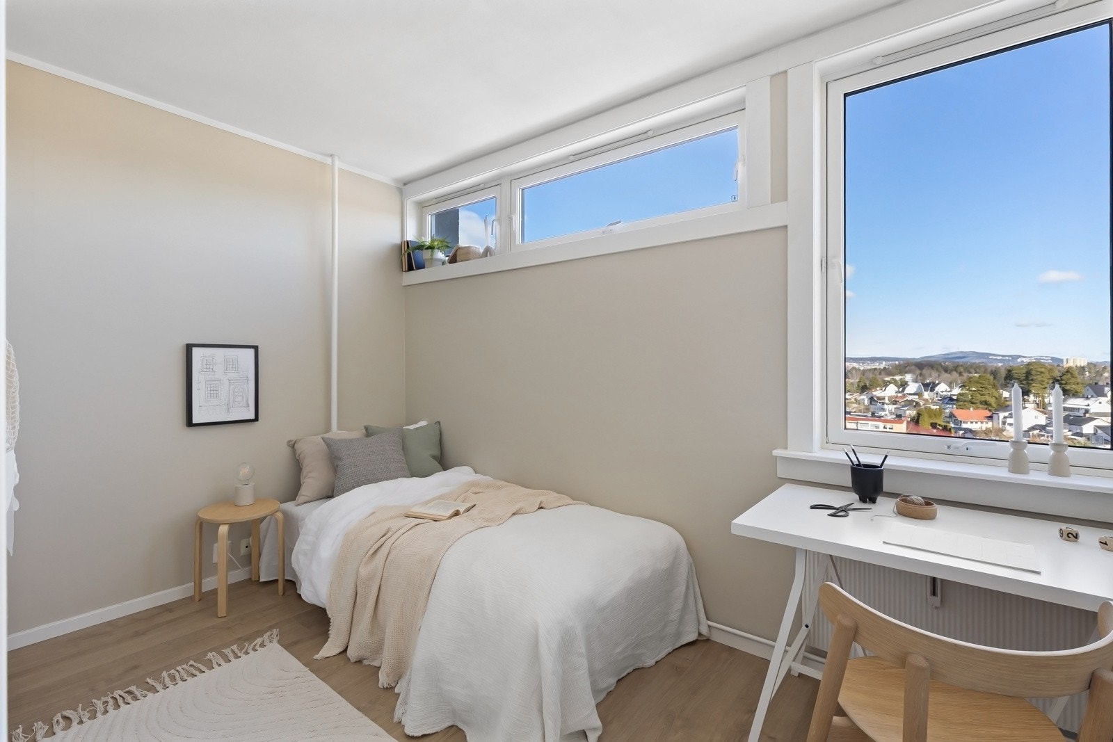 Praktisk og pent soverom 2 med god plass til seng, skrivepult og oppbevaring. Galleribilde