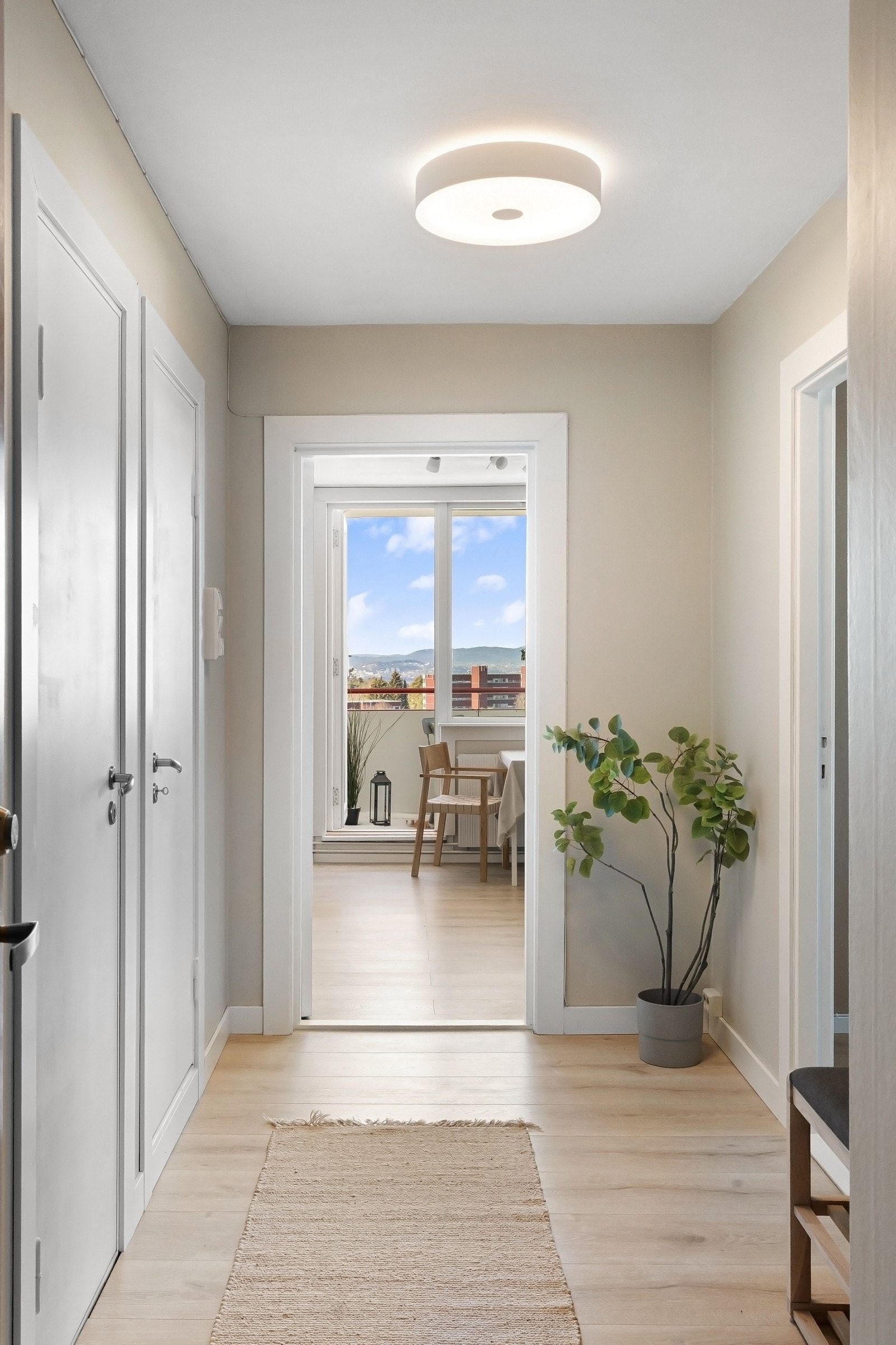 Flytt rett inn i en pen 3-roms utsiktsleilighet med god standard. Galleribilde