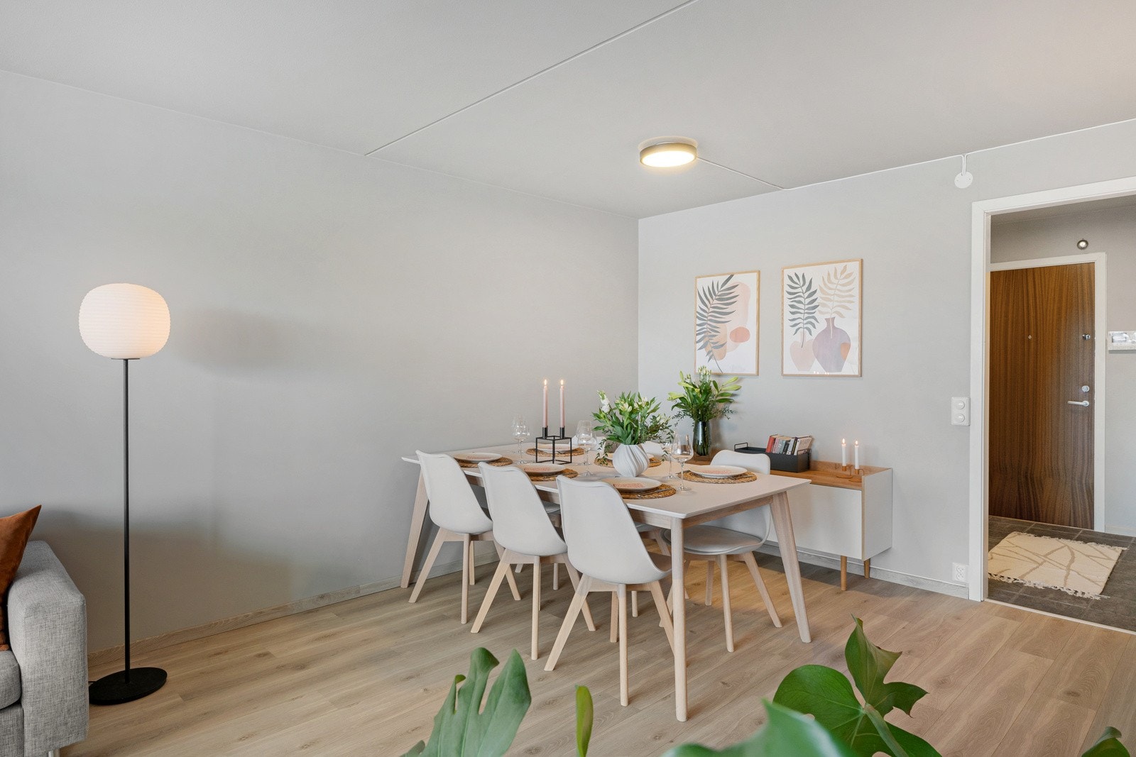 I tilknytning til kjøkkenet er det velegnet plass til stor spisebordsgruppe. Galleribilde