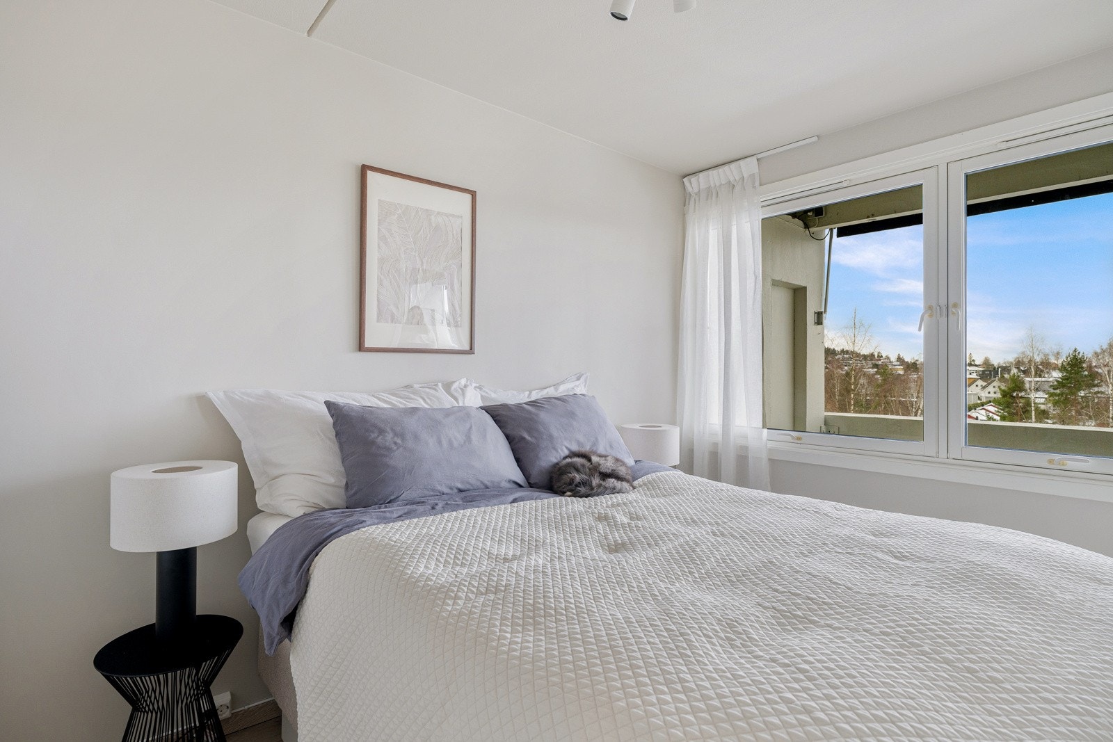 Soverom av god størrelse med plass til dobbeltseng og nattbord. Galleribilde