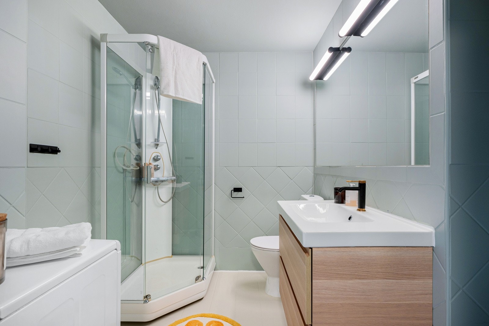 Pent bad av fin størrelse med flislagte vegger og gulv, med malte vegger. Galleribilde