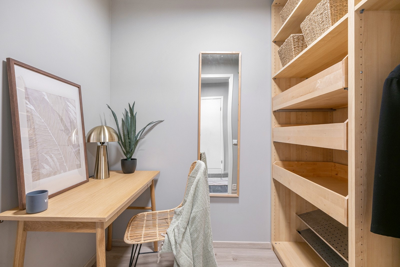 Praktisk rom innredet som kontor med oppbevaringsmuligheter. Galleribilde