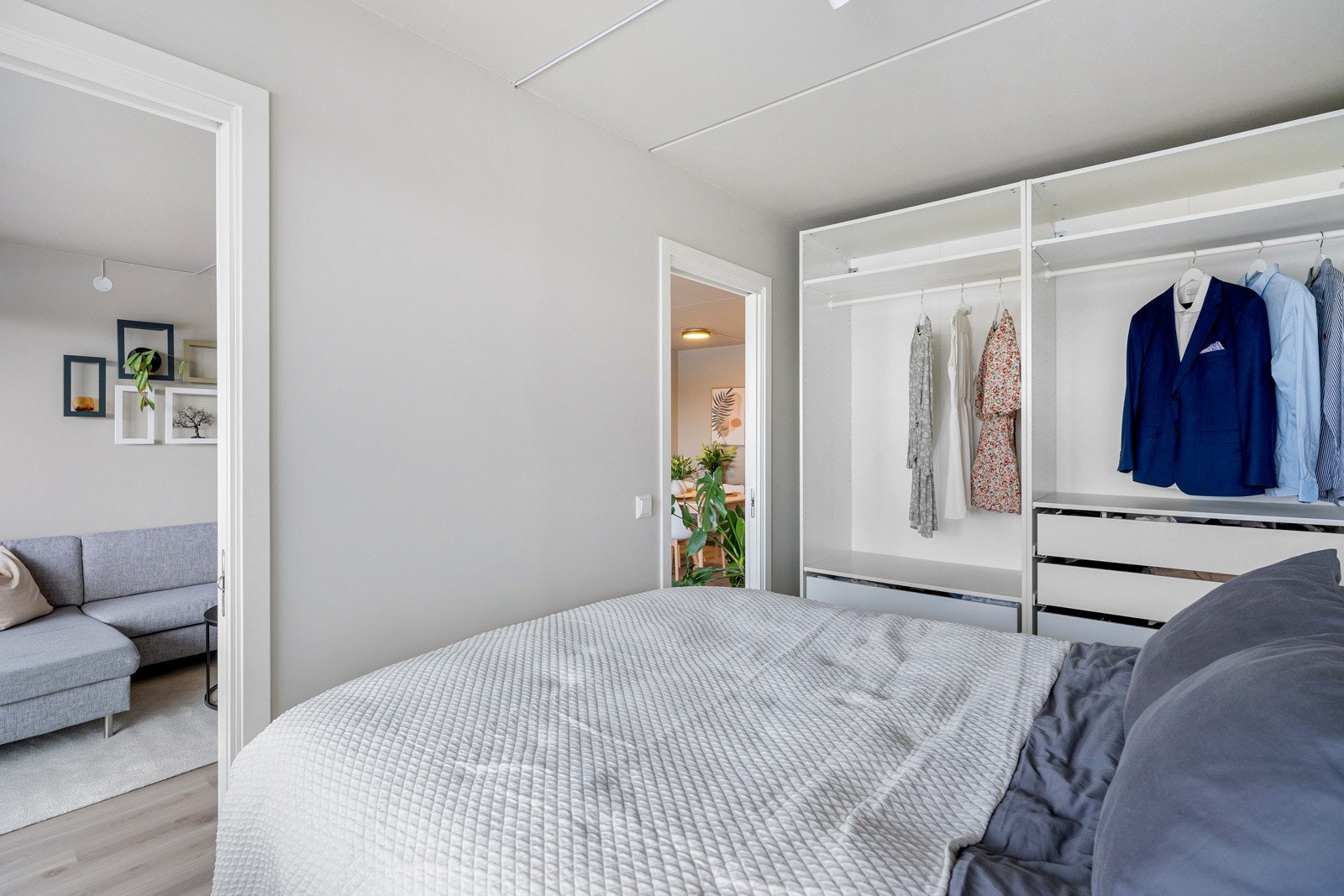 God oppbevaringsmuligheter i åpent garderobeskap som følger med. Galleribilde