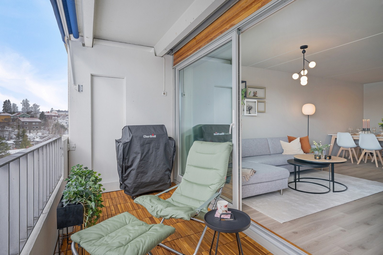 Stor terrasse-skyvedør. Vinduer og terrassedør var byttet i 2007. Galleribilde