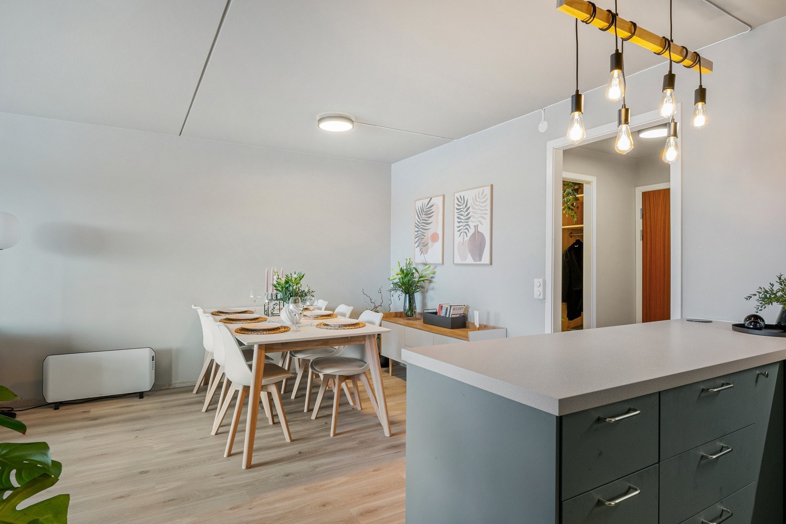 Det er rikelig med benkeplass på kjøkkenet. Galleribilde