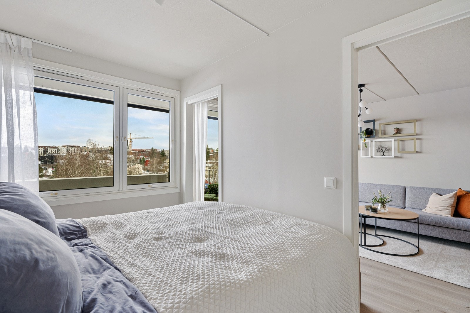 Praktiske skyvedører inn til soverommet som er plassbesparende. Det gjør det også mulig å komme inn på begge sider av sengen. Galleribilde