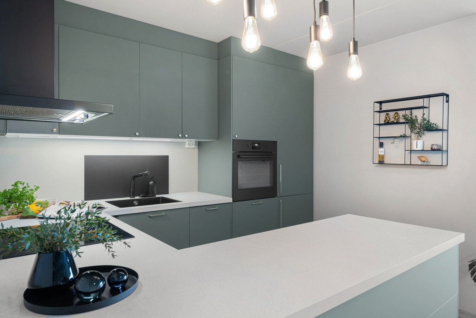 Det er montert komfyrvakt og varmtvannsbereder på 120 liter. Galleribilde