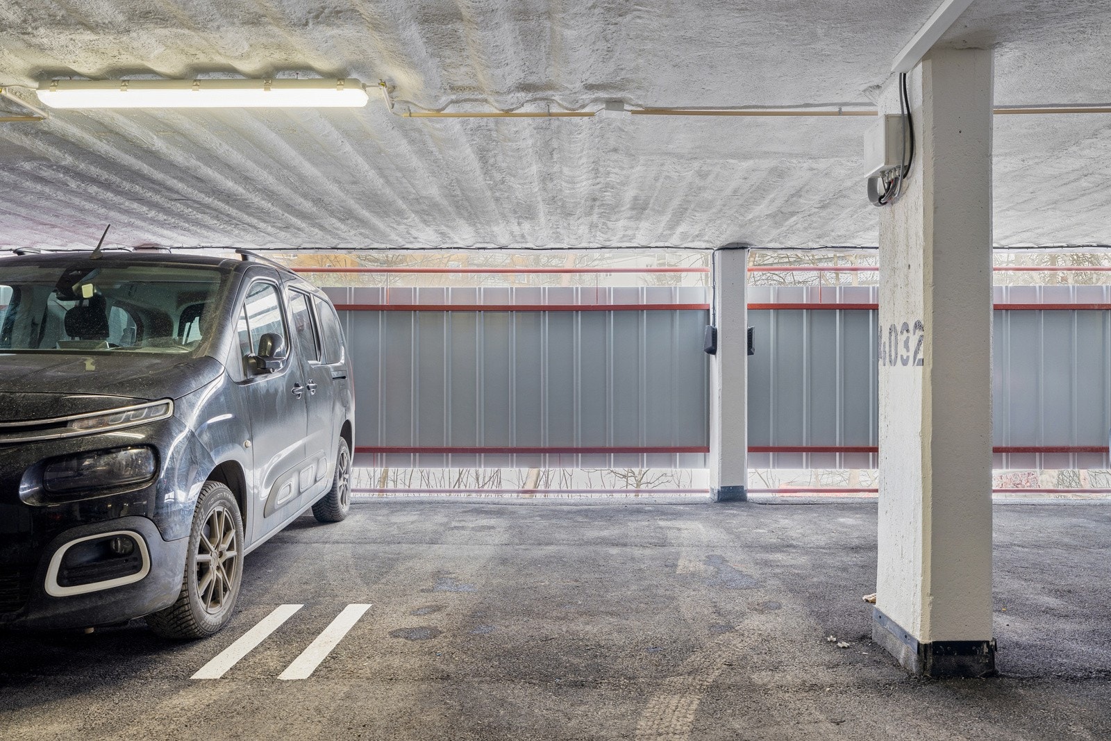 Med boligen følger bruksrett til garasjeplass med opplegg for lading. Galleribilde