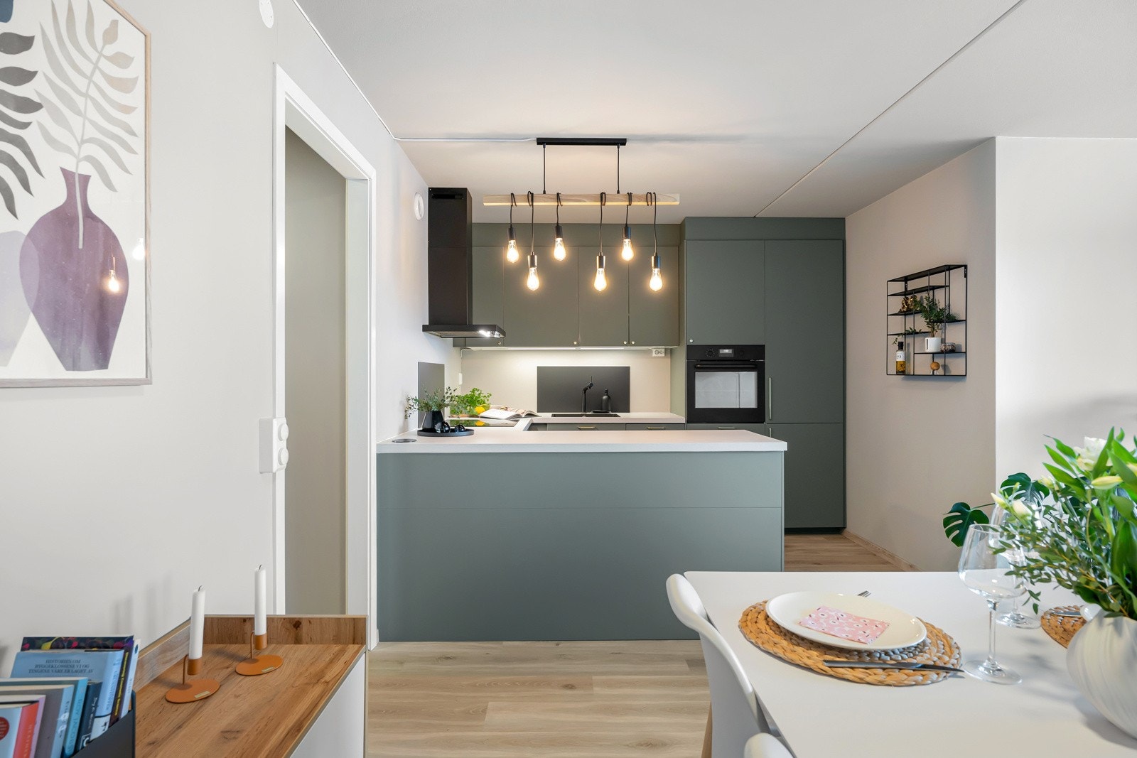 Kjøkkeninnredning i halvøy, som gir en sosial løsning. Galleribilde