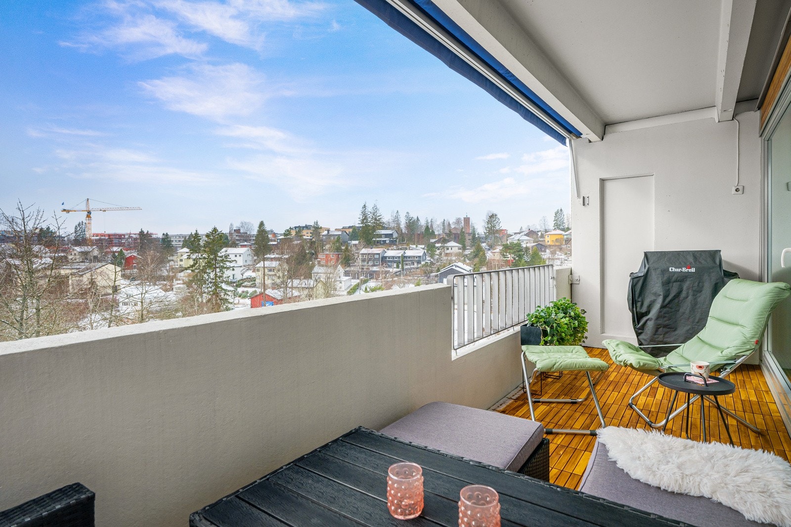 Balkongen kan oppleves som en forelengelse av stuen på varme dager. Galleribilde