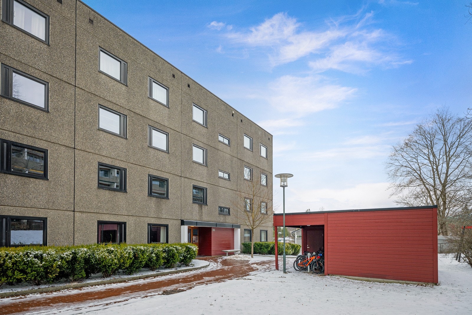 Fasade - Borettslaget har 2 gjesterom med 4 sengeplasser i hver til utleie for beboerne. Galleribilde