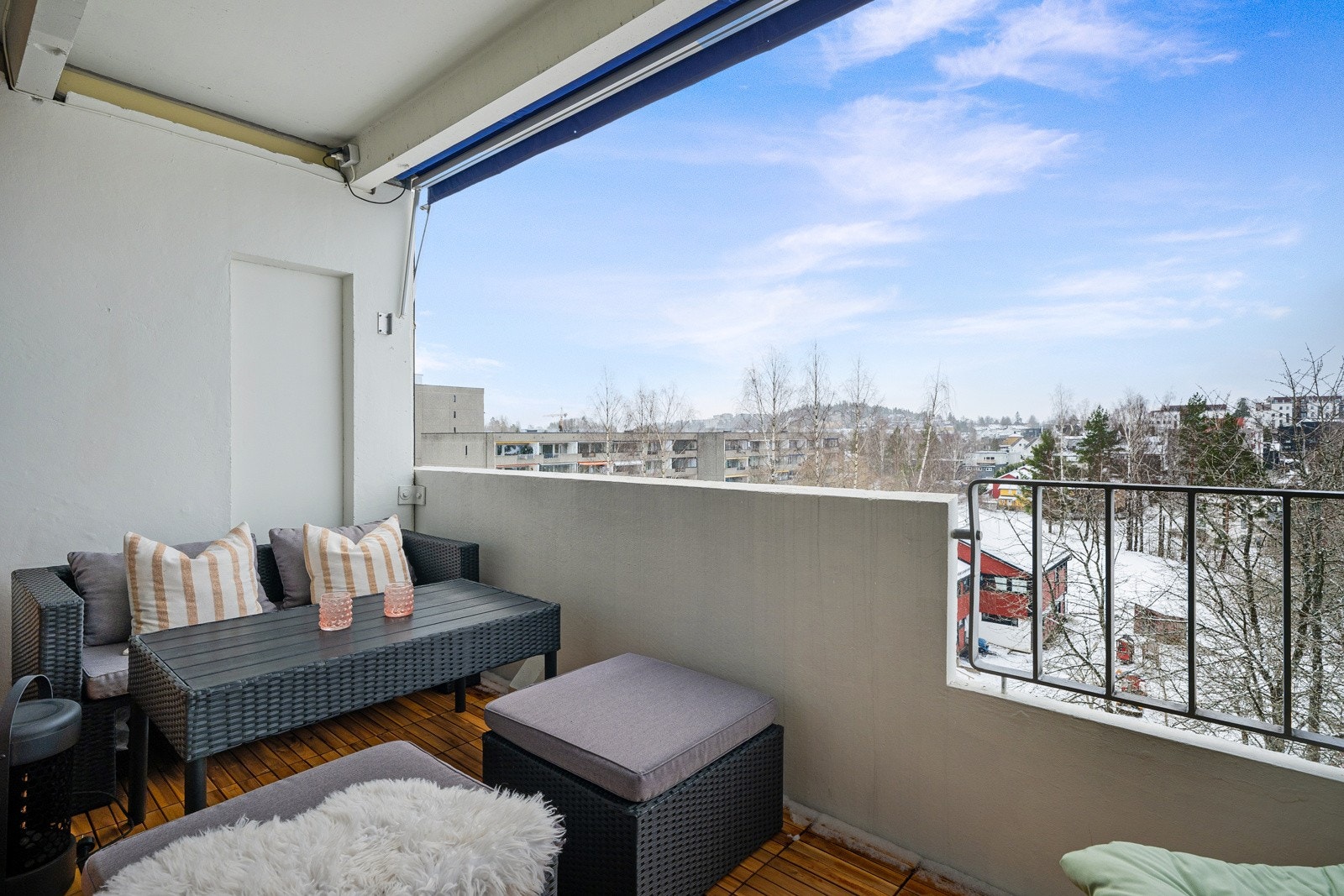 Det er lagt ny platting i tre i 2025. Videre er det er god plass til terrassemøblement. Galleribilde