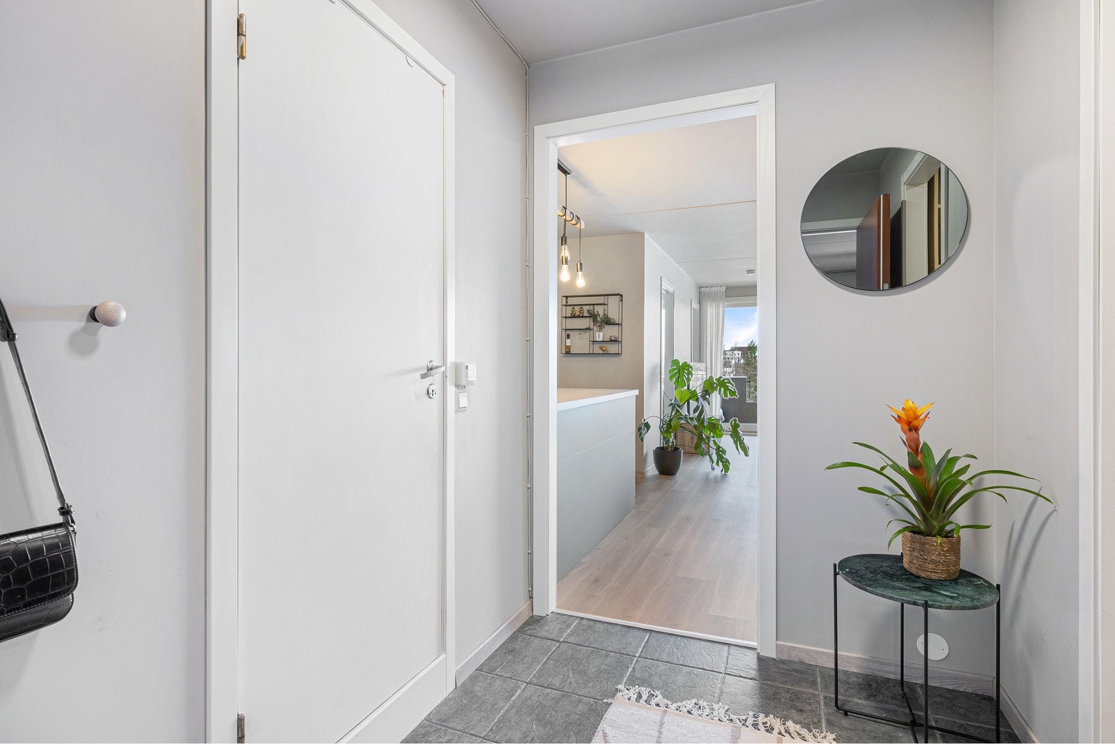 Boligen har en hyggelig gang med plass til oppheng av yttertøy på knaggrekke eventuelt i bod/kontor/walk-in som ligger inn fra entréen. Galleribilde