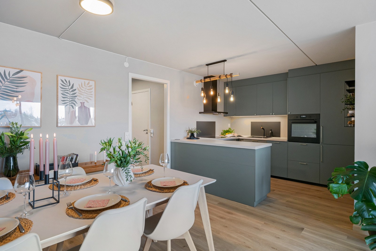 Moderne åpen stue- og kjøkkenløsning med kjøkkeninnredning i egen sone. Galleribilde