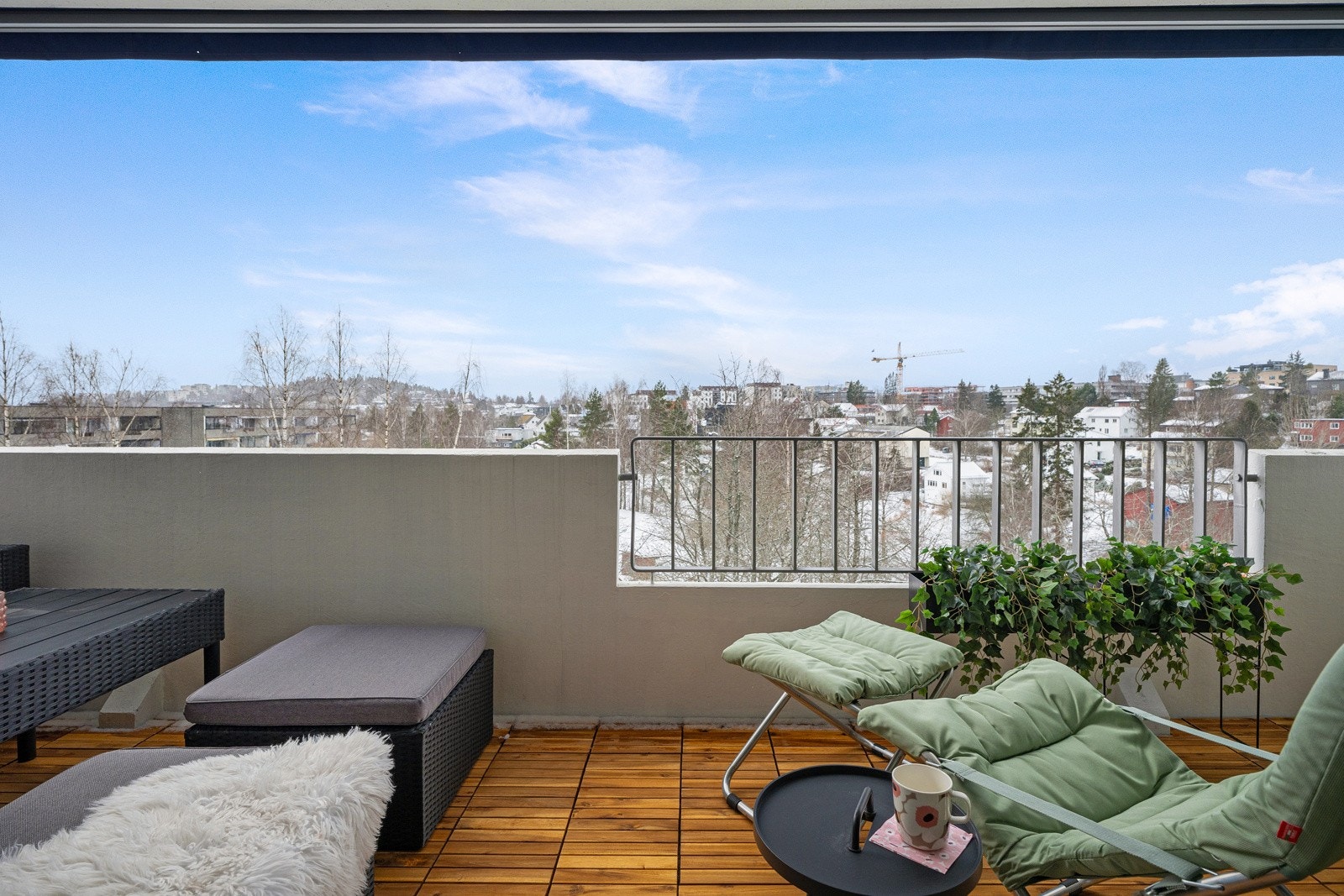 Balkongen er overbygget, noe som øker bruksverdien. Det er tillatt å foreta innglassing, men standarden i borettslaget må følges. Galleribilde