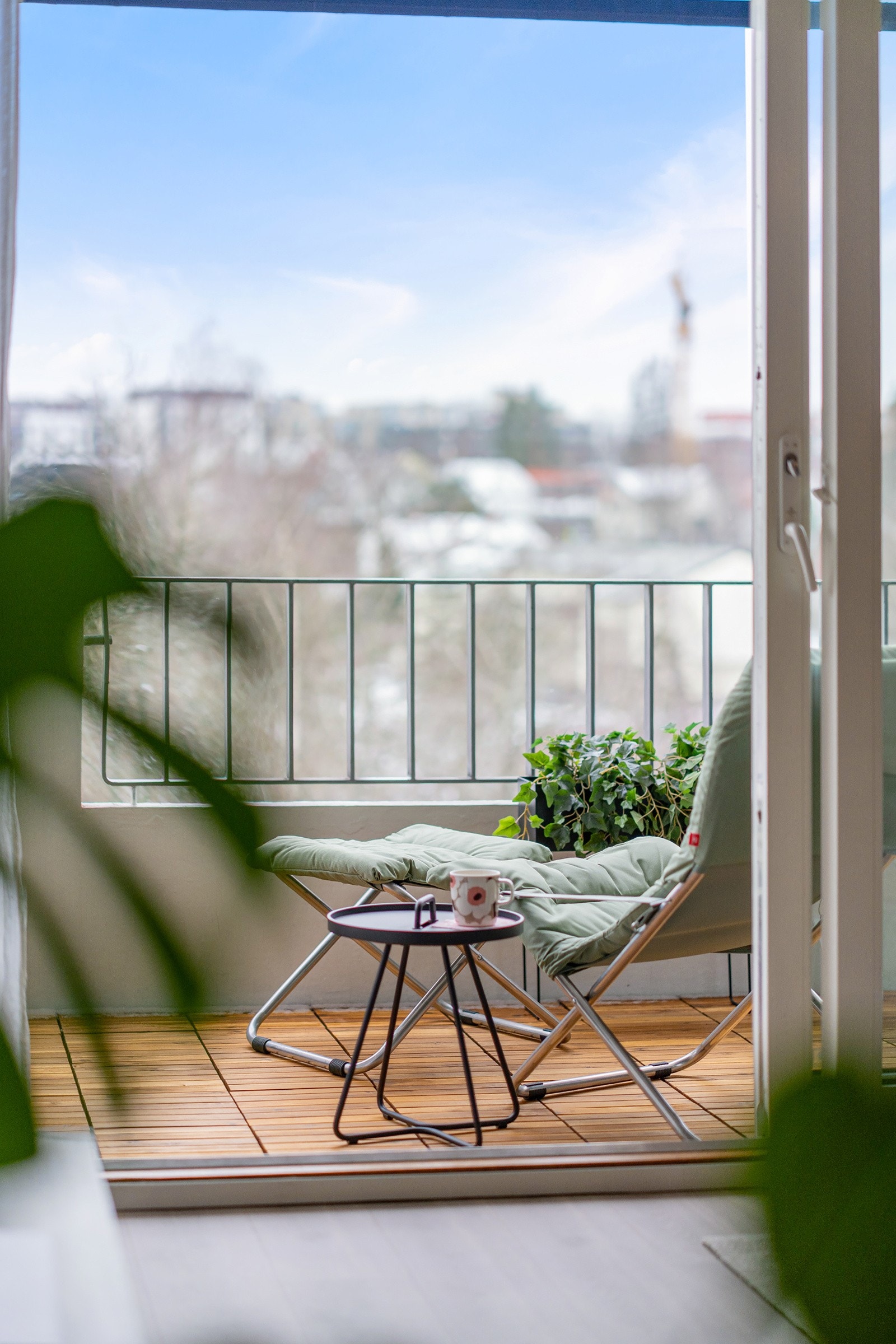 Fra stuen er det utgang til vestvendt balkong på ca. 10 kvm. med flott utsikt og ingen sjenerende innsyn. Galleribilde