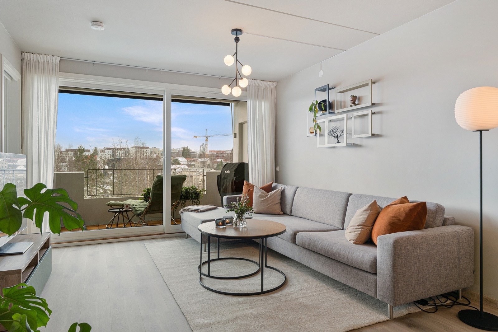 Stuen er av en fin størrelse med god plass til sofagruppe med tilhørende møblement. Galleribilde