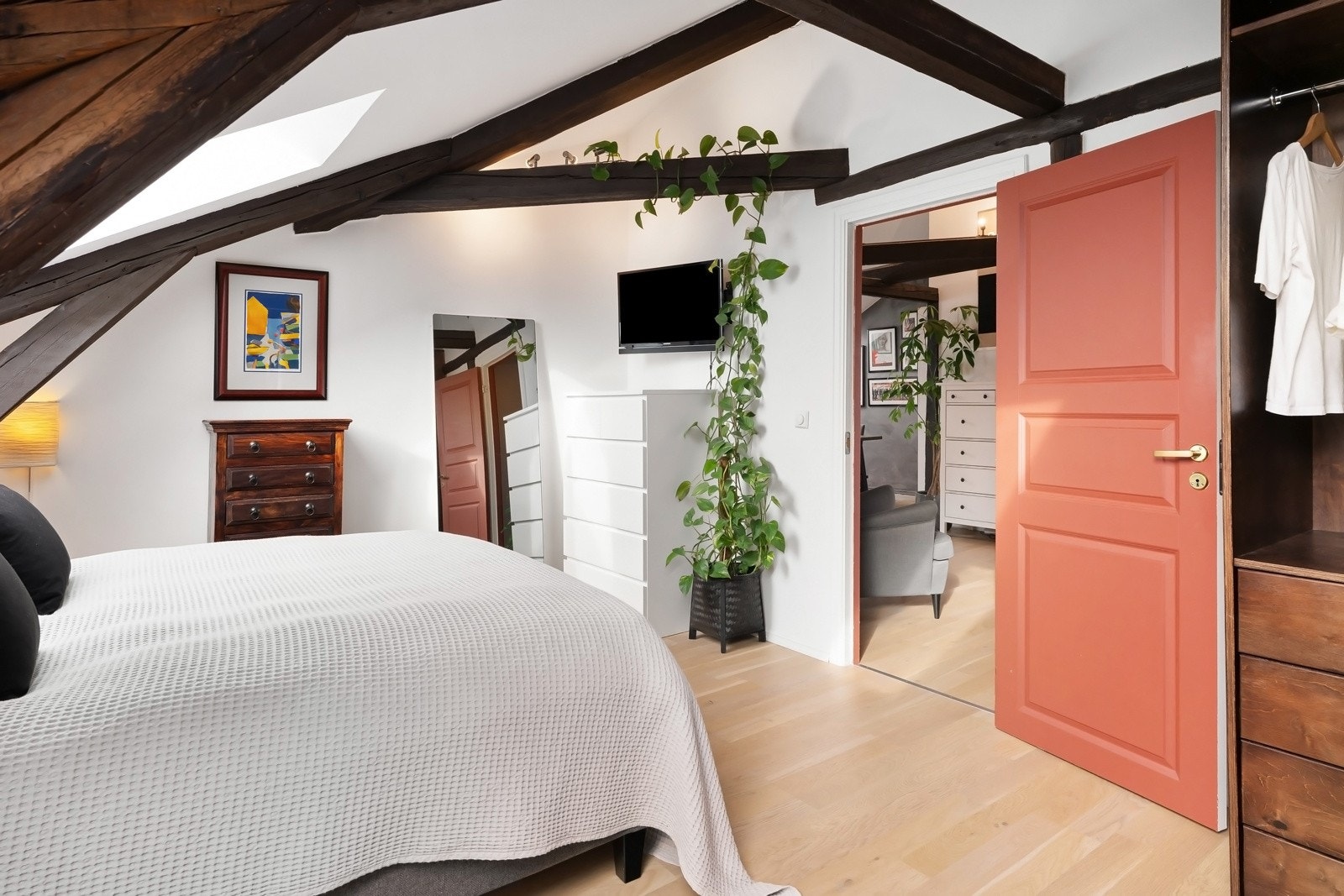 Det er god plass til dobbeltseng, nattbord og kommodeløsninger. Galleribilde