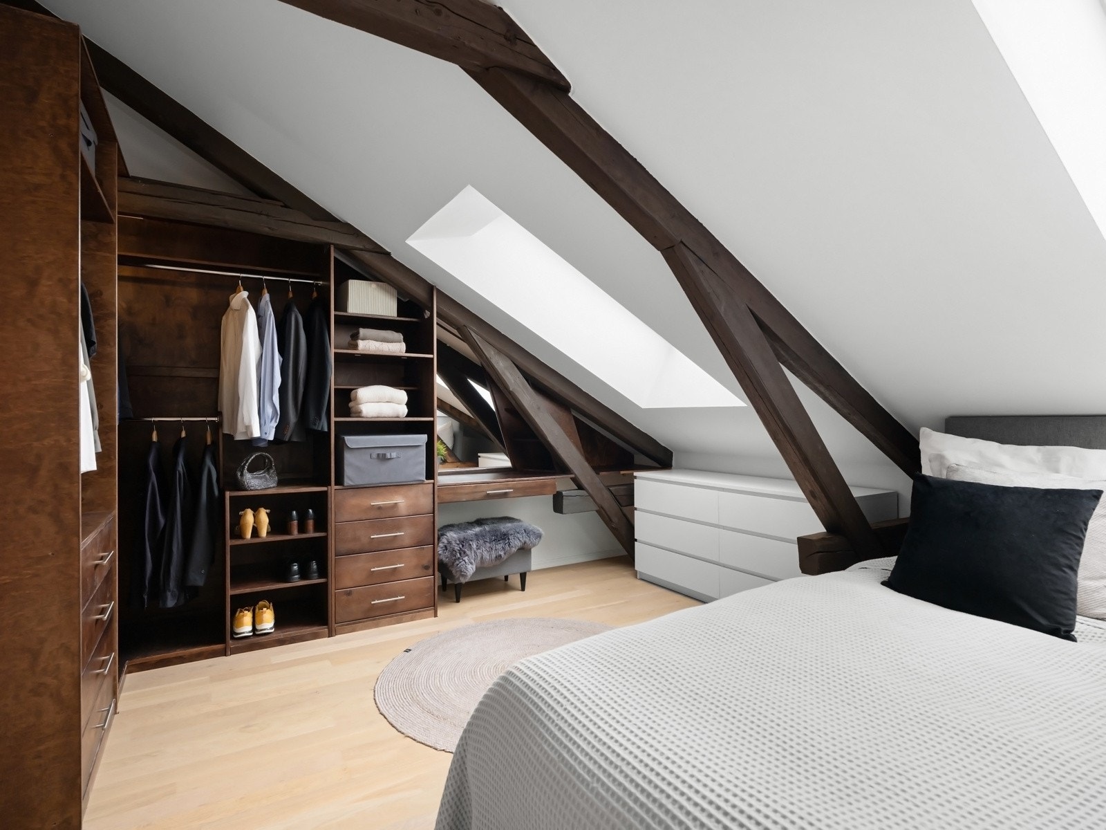 Spesialtilpasset garderobeløsning og sminkebord med vegghengt speil. Galleribilde