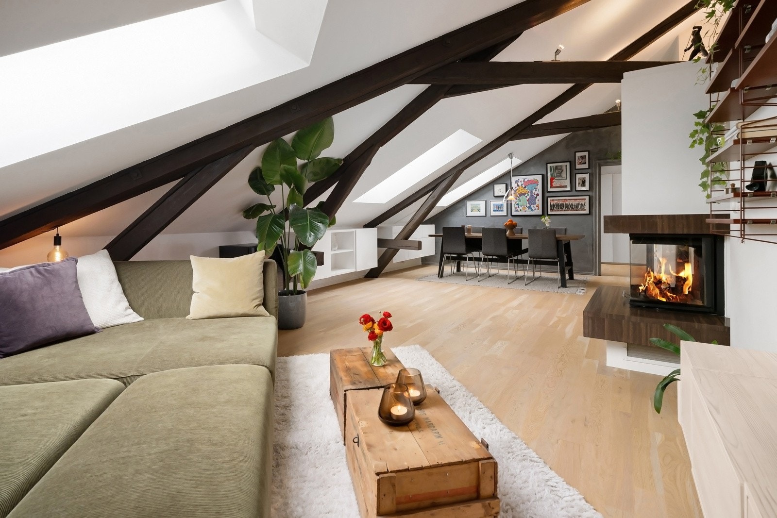 Velegnet plass til sofa og mediemøbler. Galleribilde