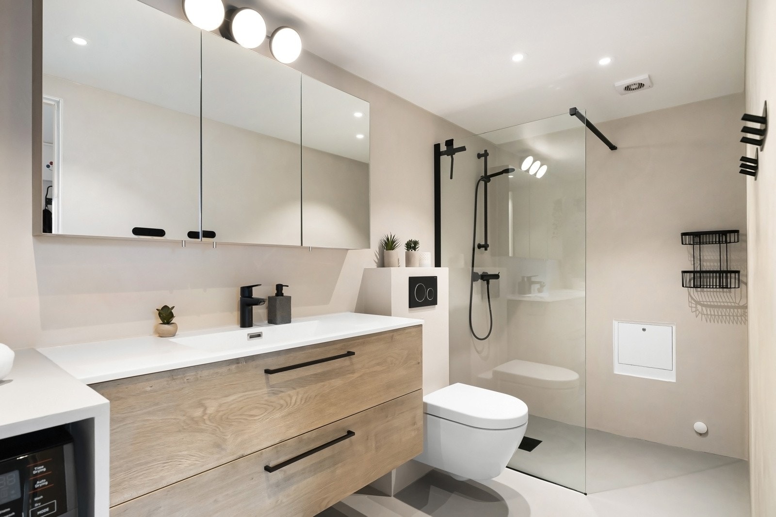 Badet er av god størrelse og ble oppgradert i 2024 med ny mikrosement og baderomsinnredning. Galleribilde