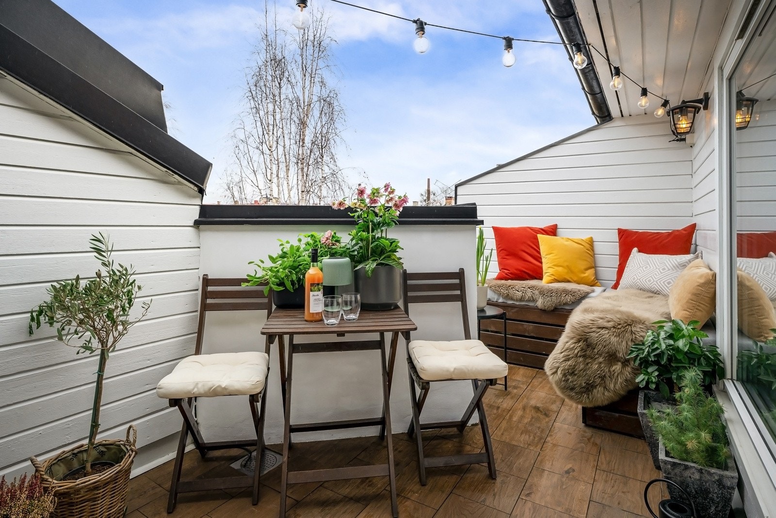 Fra kjøkkenet er det utgang til en egen terrasse på 9kvm. Galleribilde