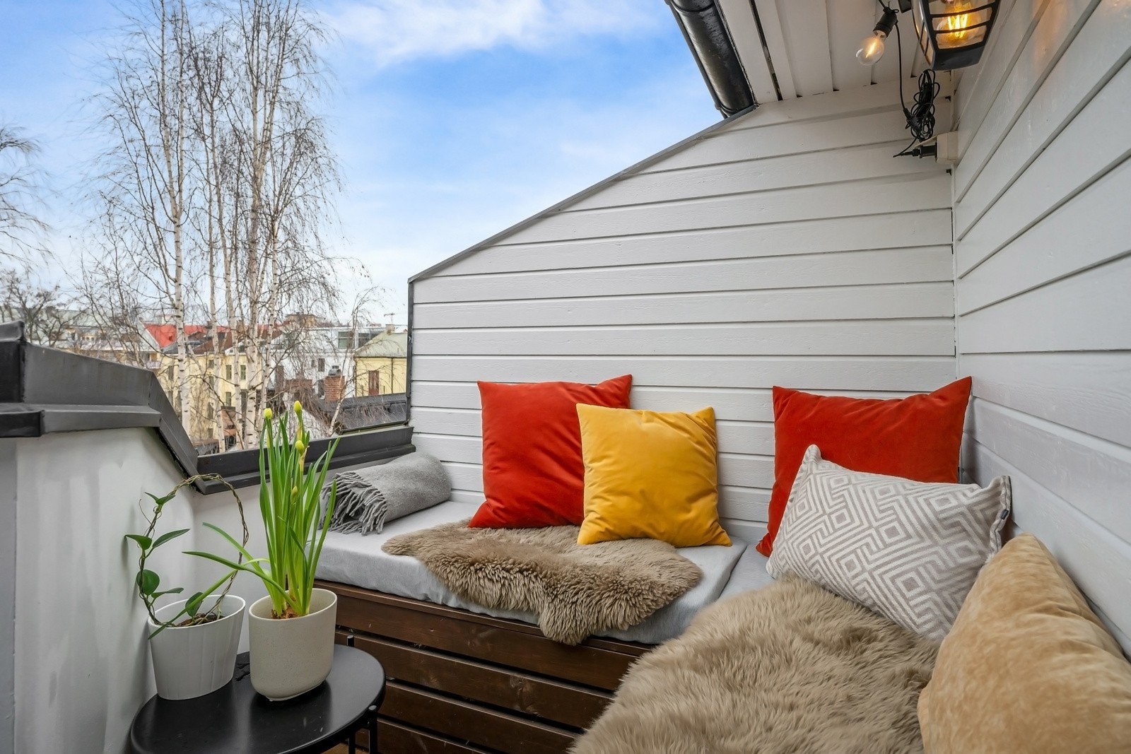 Det er plass til både lounghjørne og cafésett. Terrassen har sol morgen og formiddag, samt noe på ettermiddagen. Galleribilde