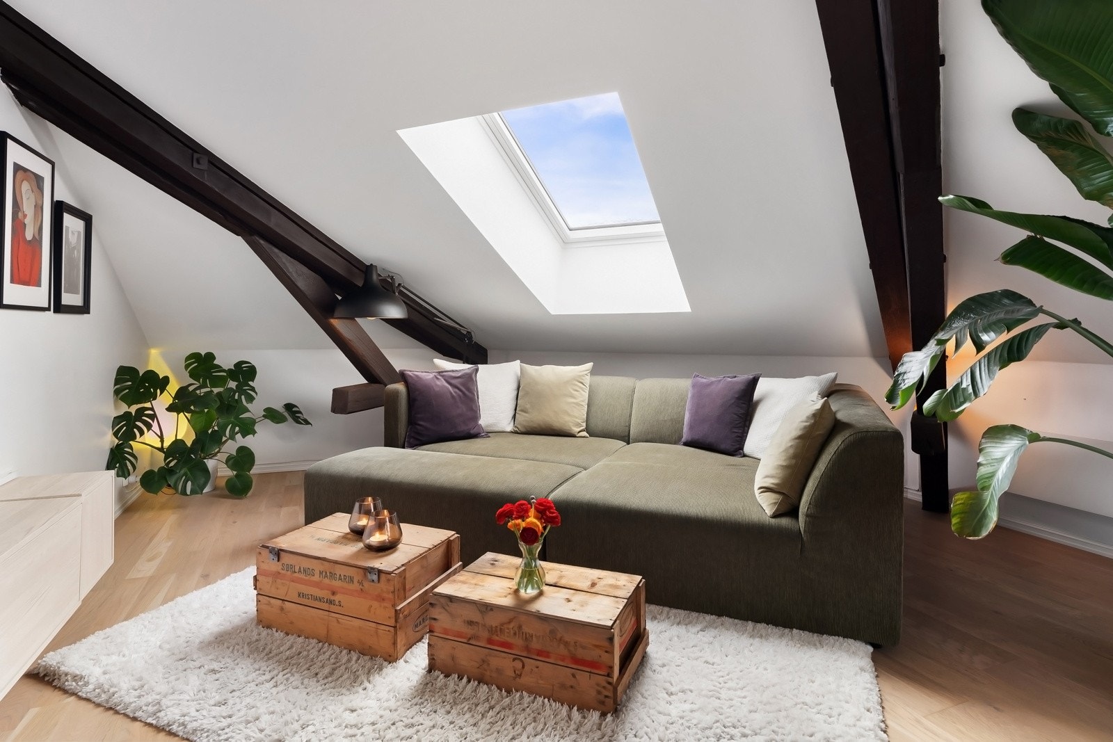 På grunn av skråtak er leiligheten oppmålt til 88kvm., men gulvflaten er på 113kvm. Galleribilde