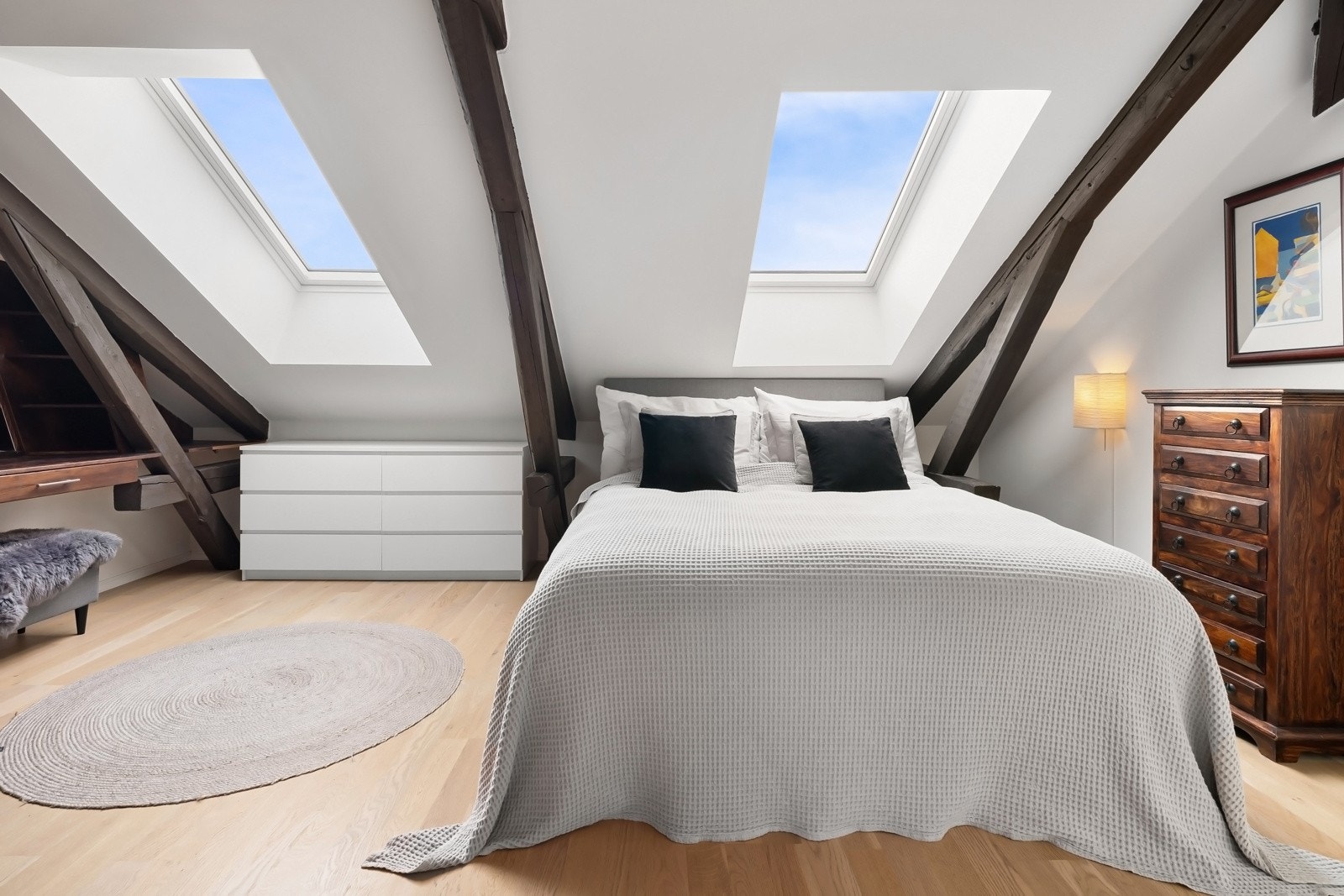 Dagens hovedsoverom. Rommet var tidligere to soverom, hvor lettvegg er fjernet til fordel for et stort soverom. Galleribilde