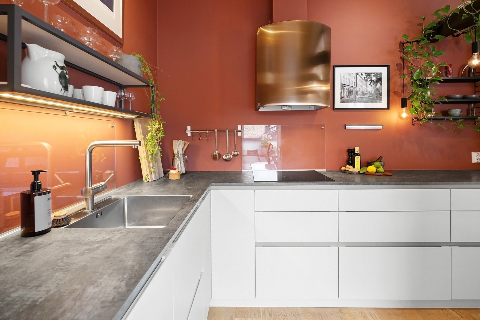 Benkeplate av laminat og nedsenket oppvaskkum med ett-greps armatur. Galleribilde