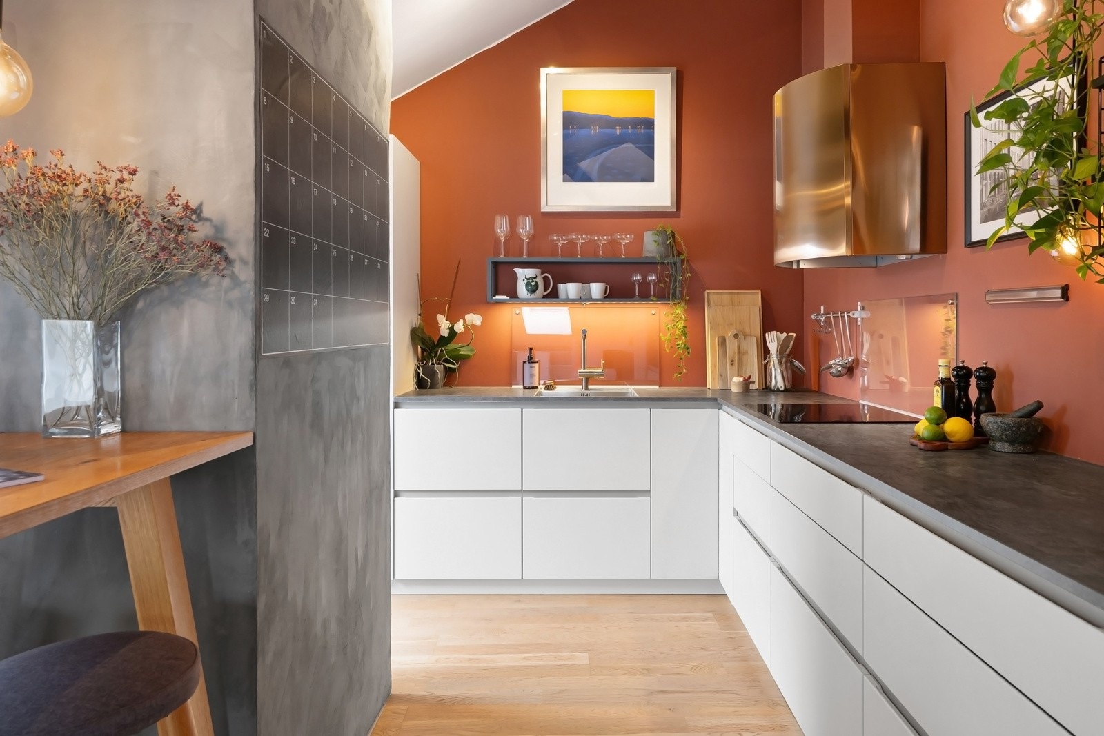 Moderne kjøkken fra 2017 med integrerte hvitevarer. Galleribilde