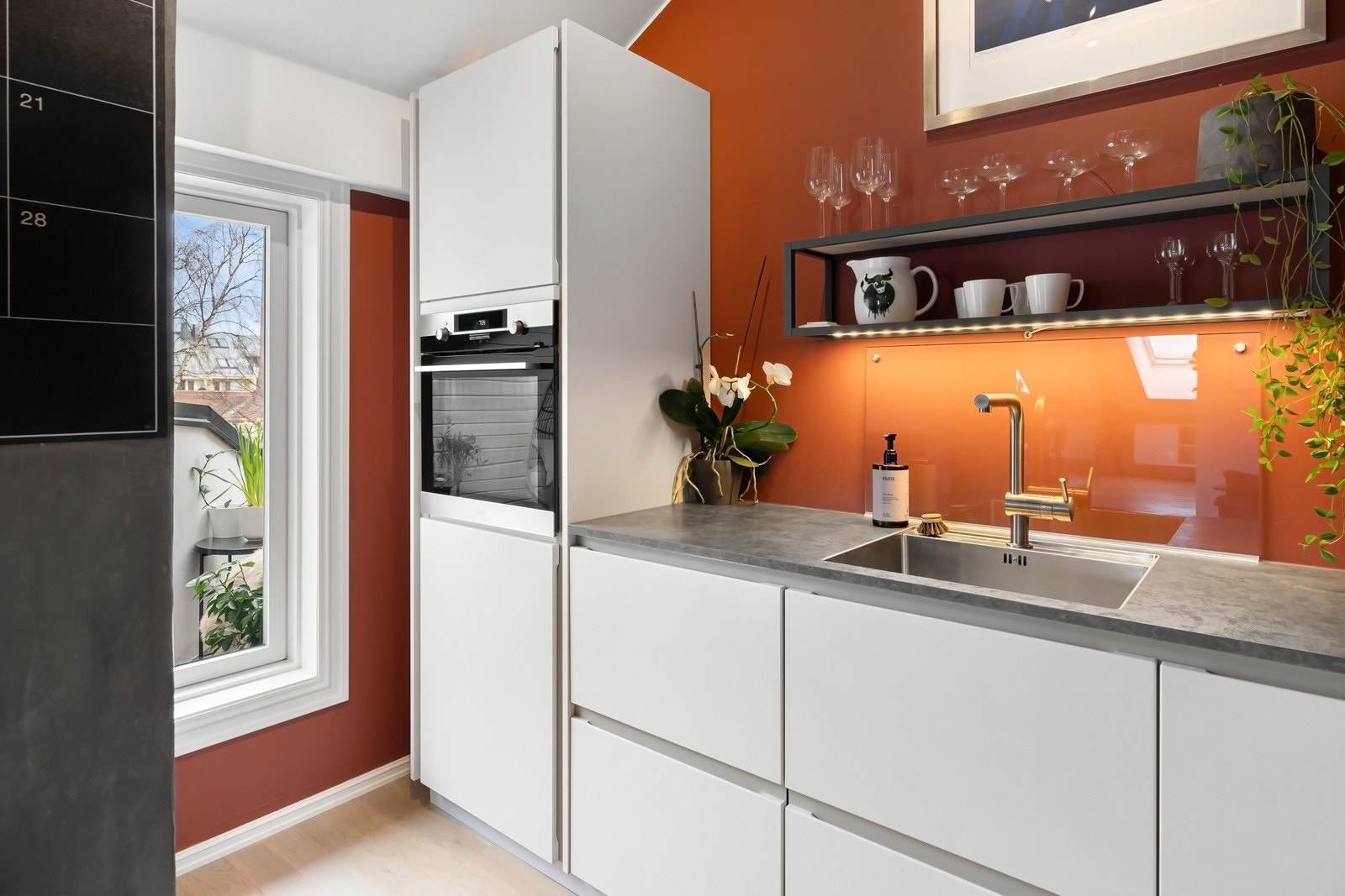 Integrerte hvitevarer som kjøleskap med frysedel, oppvaskmaskin, platetopp og stekeovn. Galleribilde