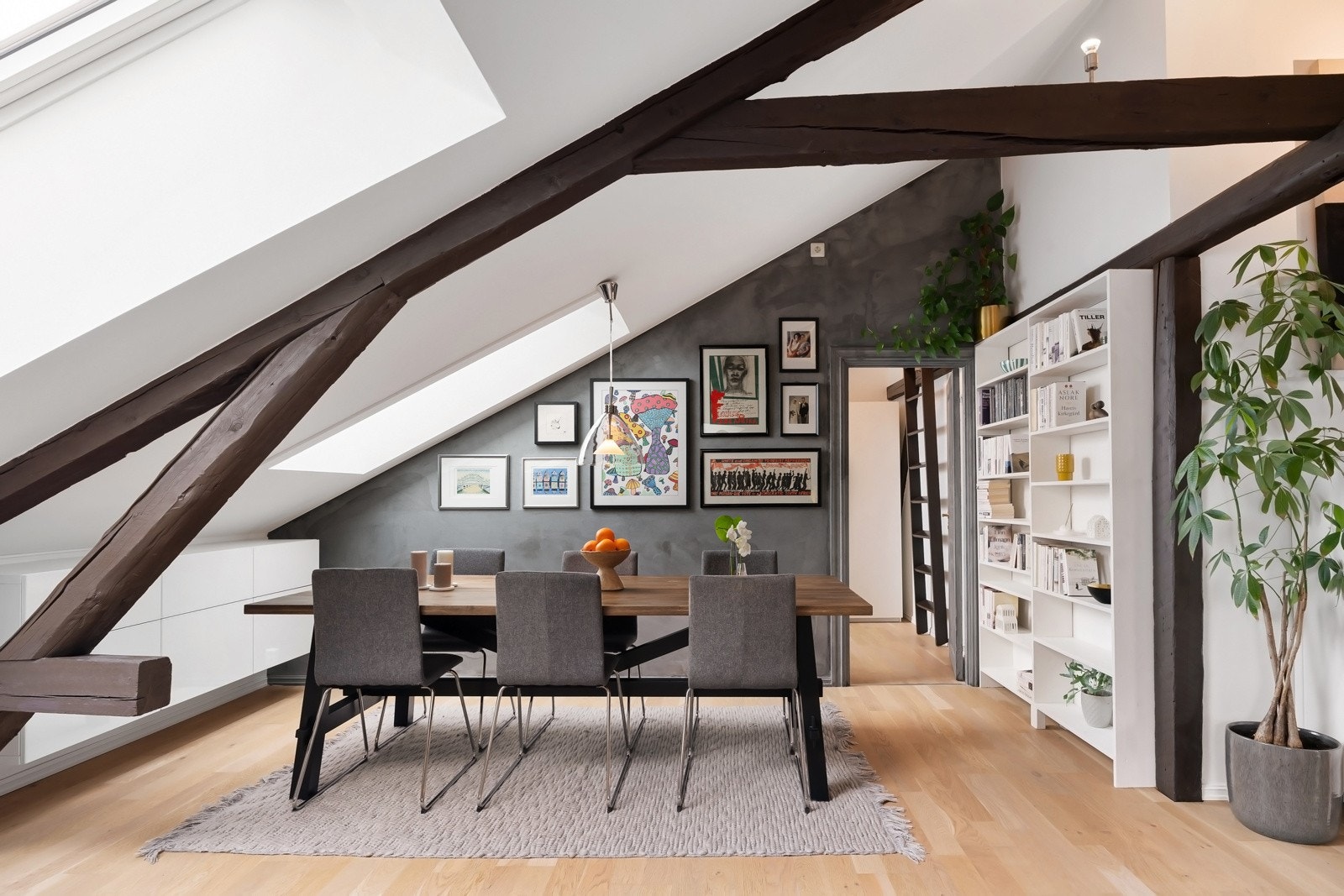 Det er plass til stor spisebordsgruppe. Galleribilde