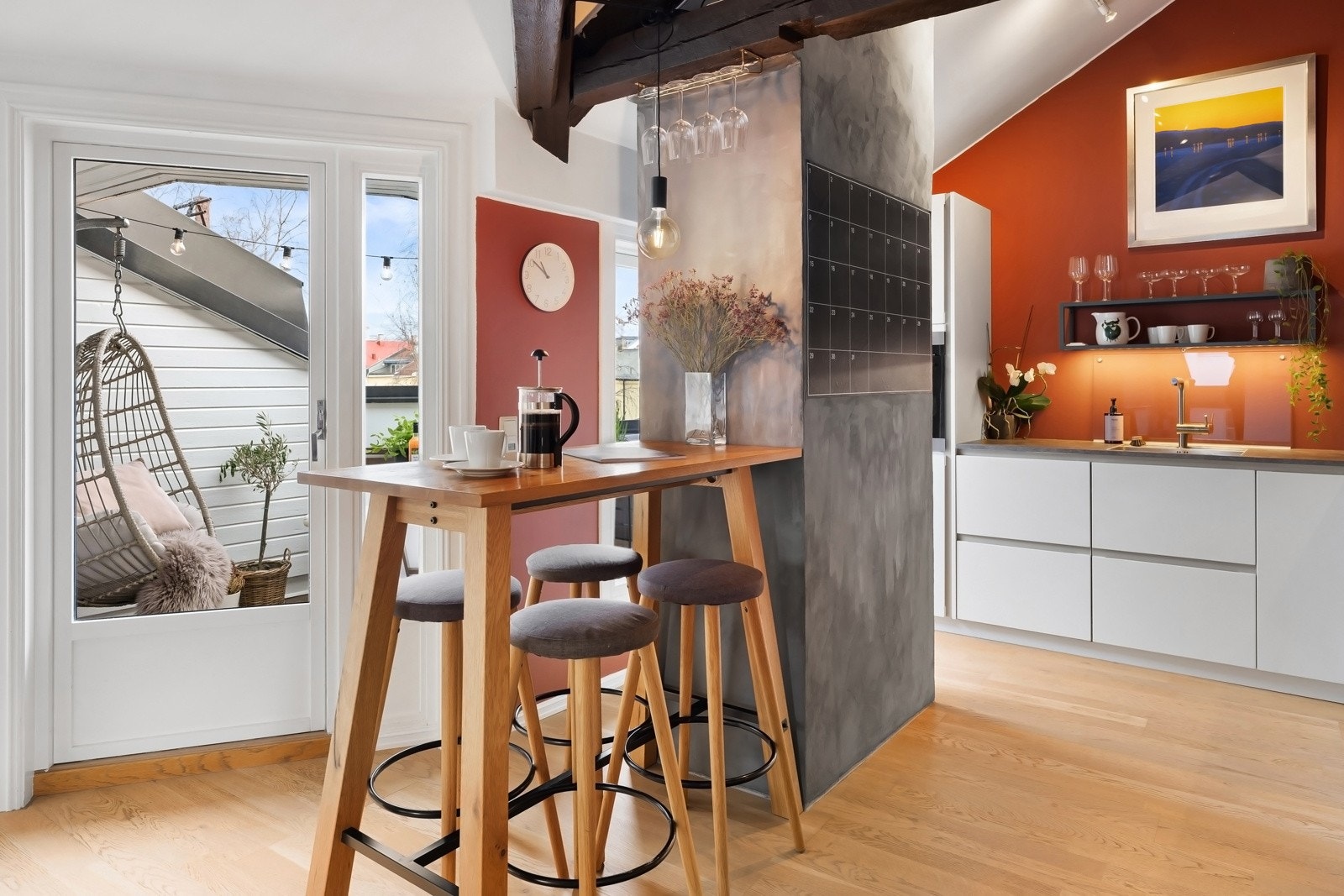 Det er montert både lekkasjestopper med fuktsensor og komfyrvakt over platetopp. Galleribilde