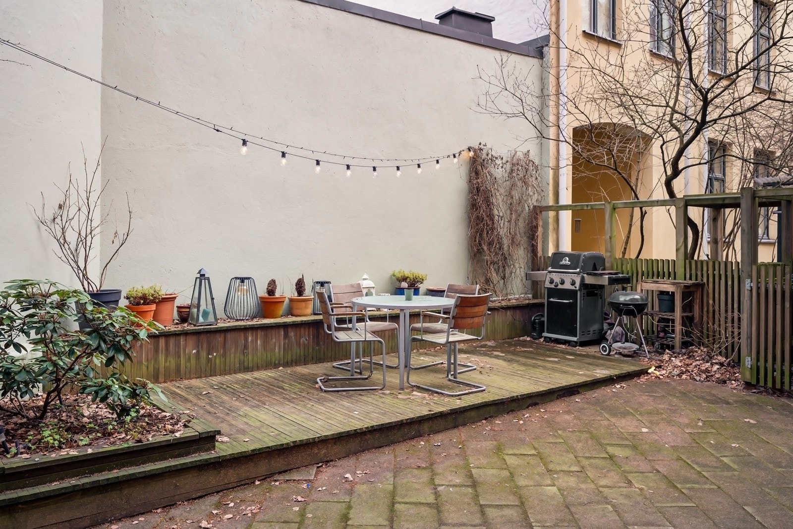 Bakgård. Galleribilde