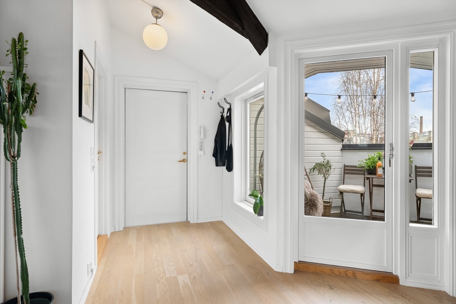 Det er plass til knaggrekker, skohylle eller andre kommodeløsninger. Galleribilde