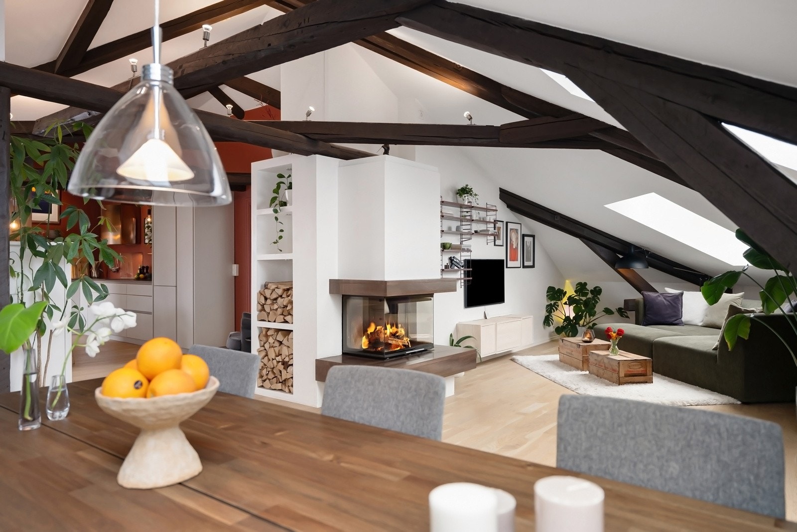 Selger forteller å ha samlet over 20 stk. til langbord i stuen. Galleribilde