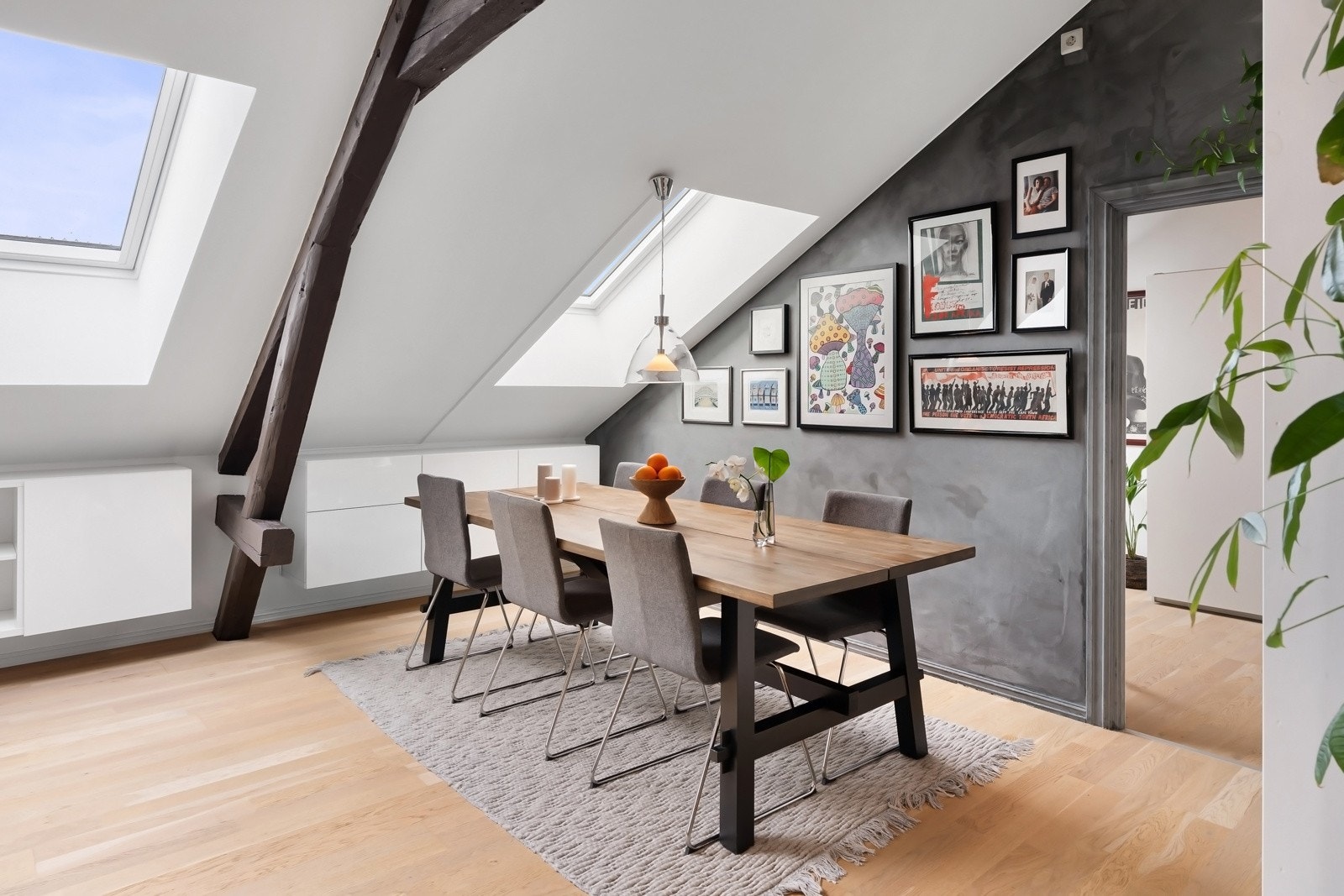 I kneveggen er det montert skapinnredning som medfølger. Galleribilde