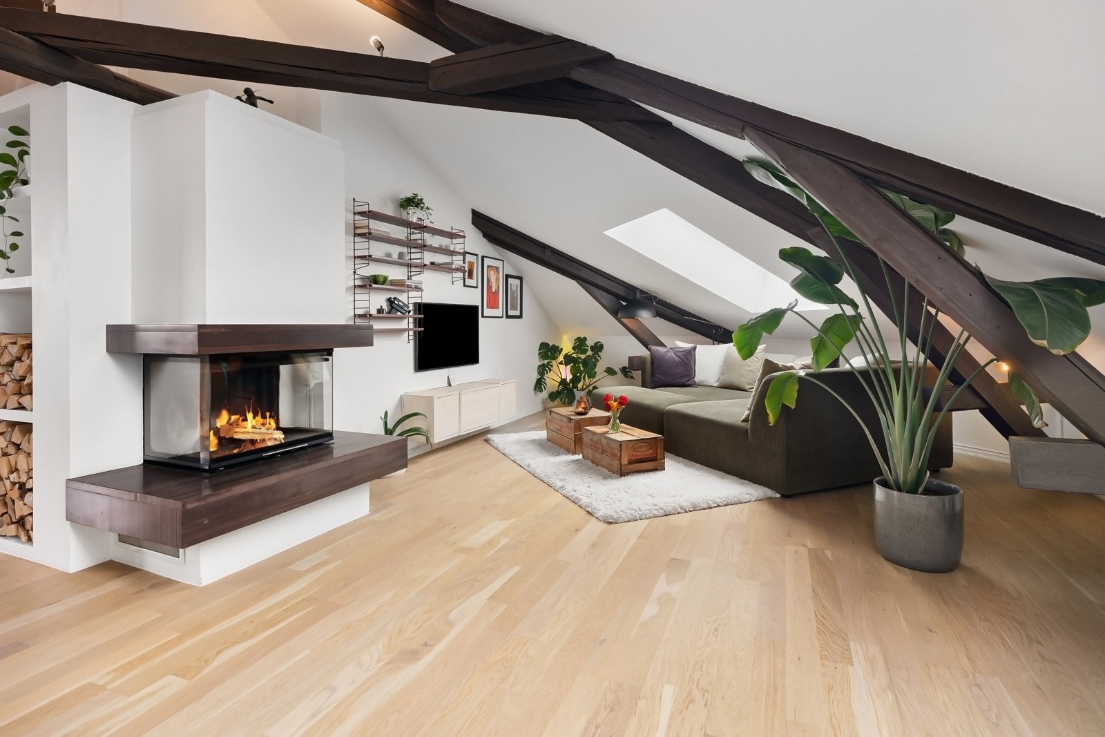 Det er lagt lyst parkettgulv i alle rom untatt bad. Galleribilde