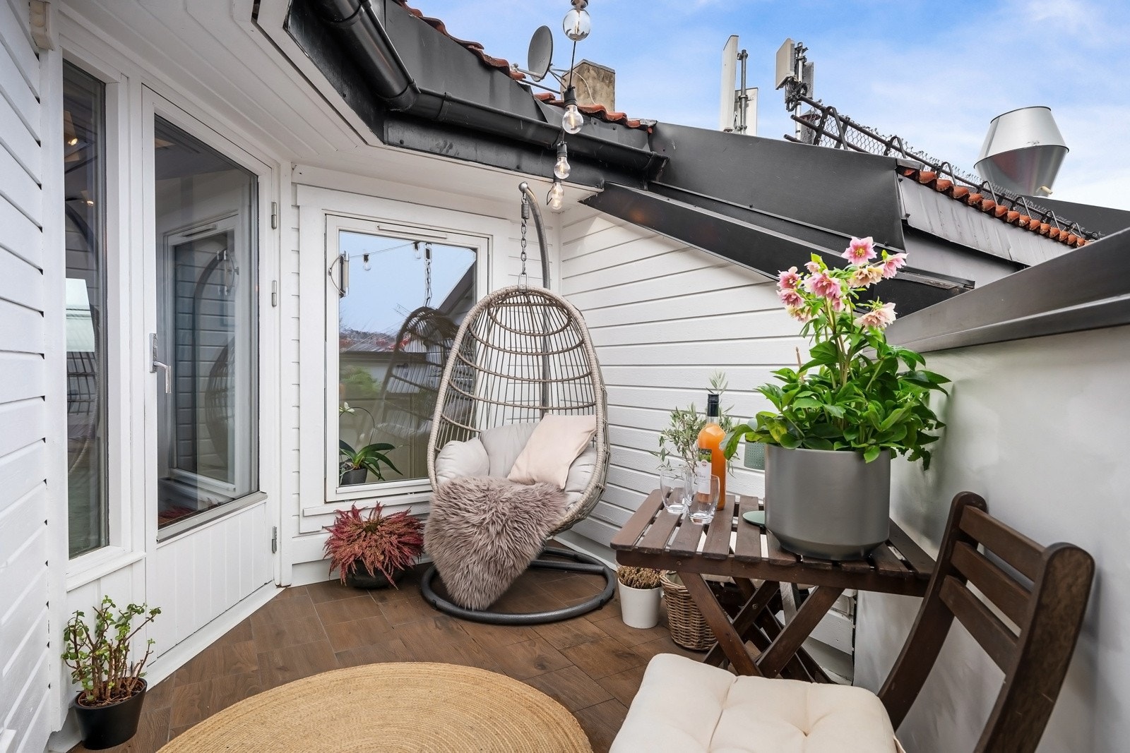 Det er ingen sjenerende innsyn. Enda leiligheten ligger midt på Olaf Ryes plass forteller selger at de knapt hører lyden fra bybildet. Galleribilde