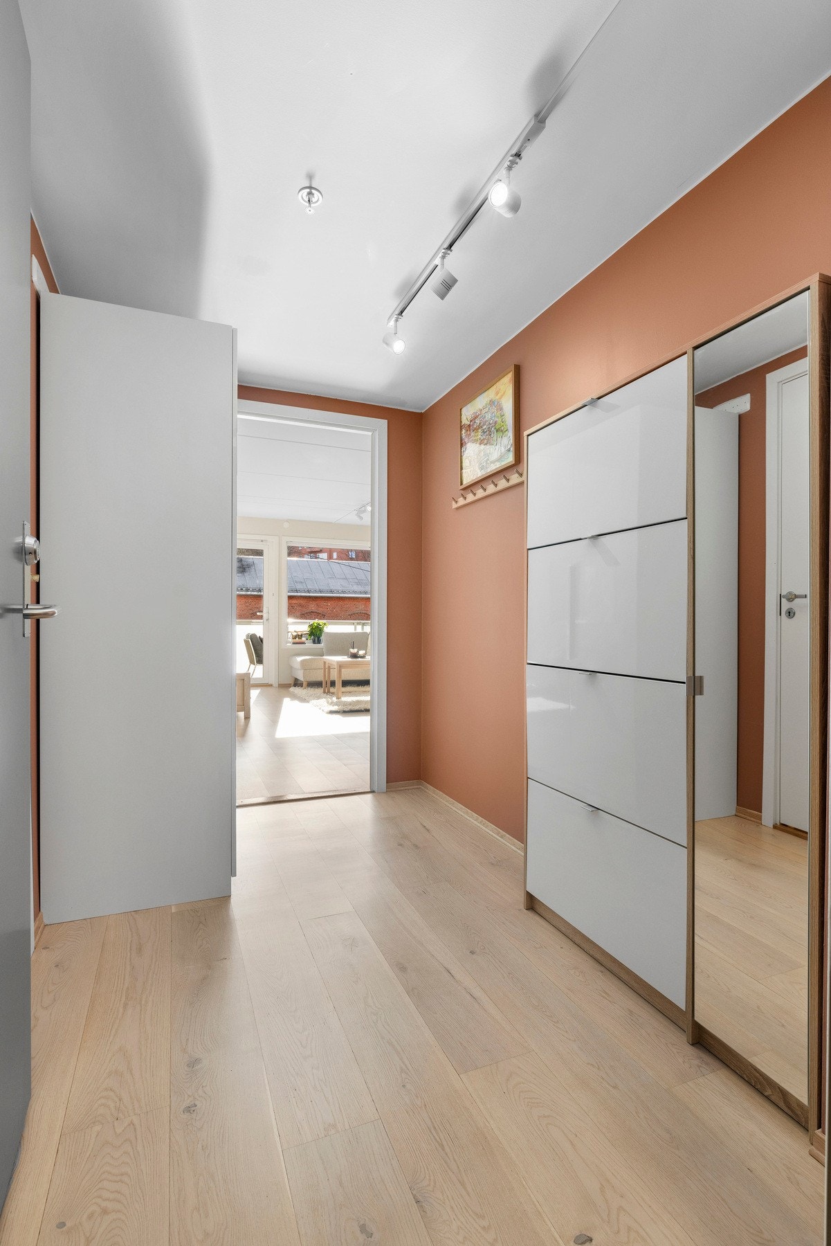 Entréen er romslig med god plass til garderobeskap for ekstra lagring og oppbevaring som gjør det enkelt å holde orden. Galleribilde