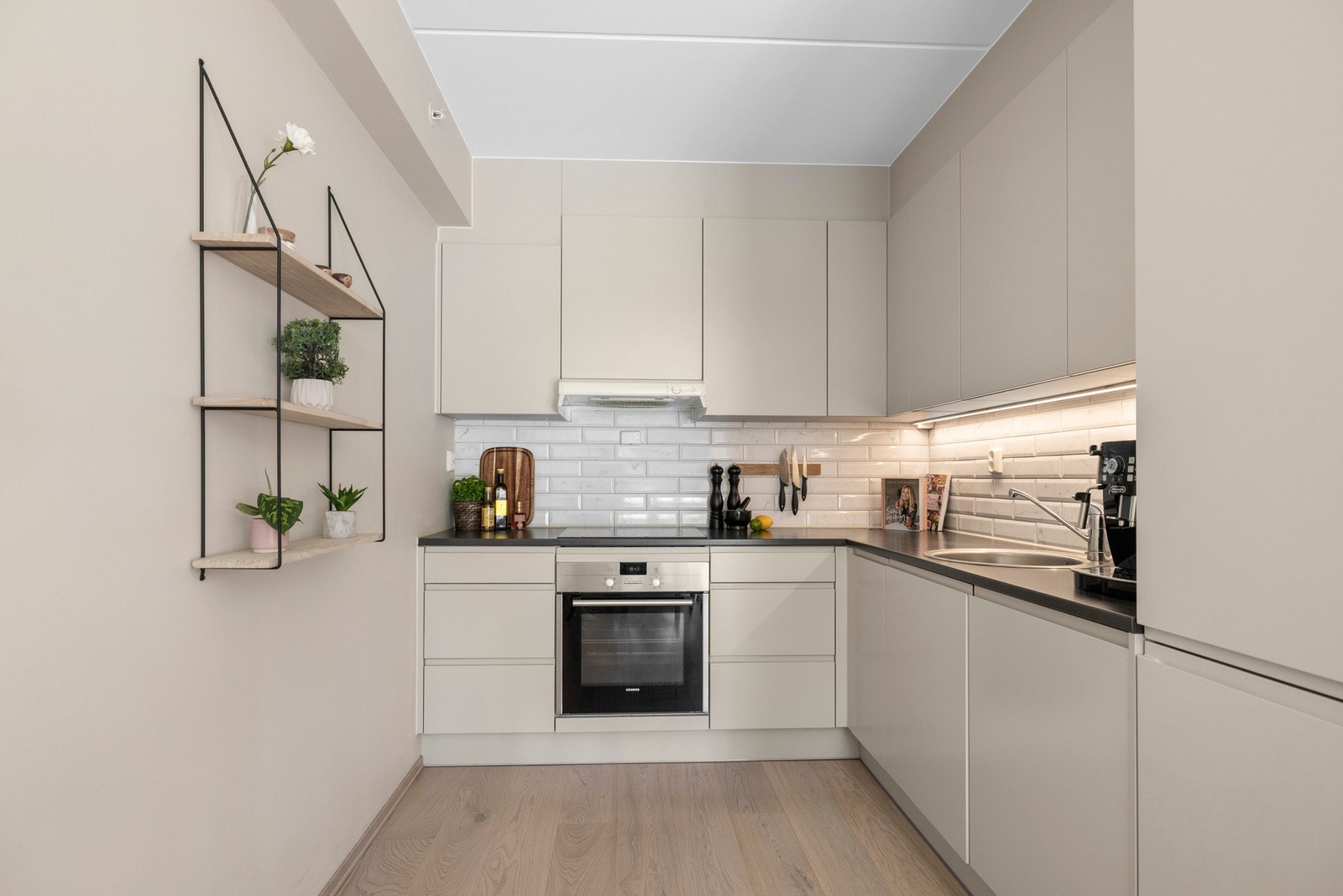 Lekkert og moderne kjøkken fra 2018 med glatte fronter og et fresht uttrykk. Galleribilde